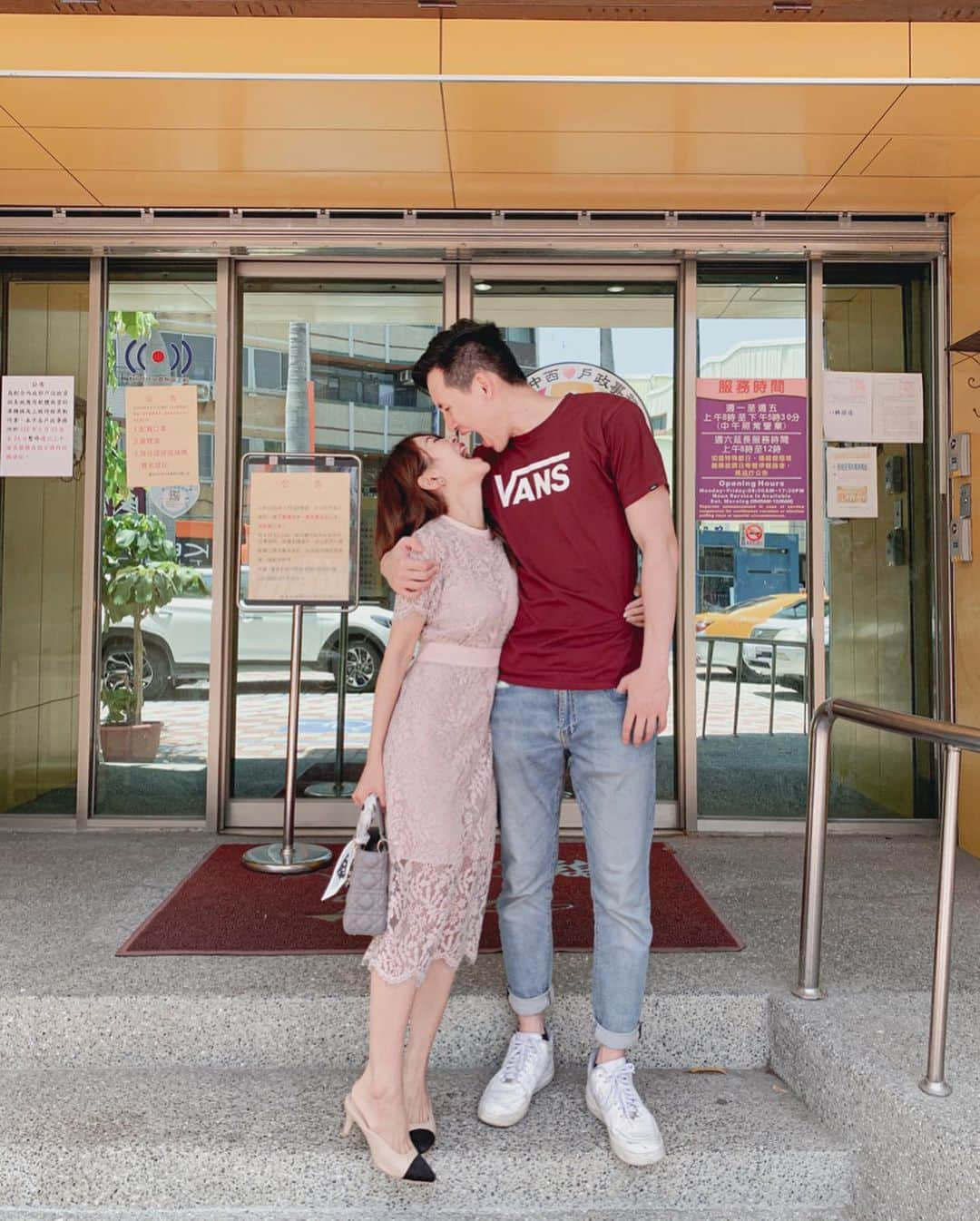 郭圈圈さんのインスタグラム写真 - (郭圈圈Instagram)「#2020520 我們～結婚啦🥰 之前就說我要選這天登記就被好多朋友笑⋯不覺得 #愛你愛妳我愛你 很甜蜜嗎♥️🥳 有沒有人也在520登記的呀🙋🏻‍♀️ - 第一、二張照片的概念是⋯ 我們是彼此 #甜蜜的負擔 🤣🤣🤣 欸⋯80公斤真的很重🤣 相較之下我這個背後0真的還好👻 只能說真的很鬧😆 就讓我們這樣吵吵鬧鬧下去吧 （不要以為都是我在吵，我跟男友獨處的時候他也非常吵！） 而且他一直說我是猴子🐒 所以倒數第二張是在幫我⋯抓頭蝨⋯最後一張是他幫我選的衣服😑😑😑還真是感謝他🦍」5月20日 13時21分 - helloiamlea