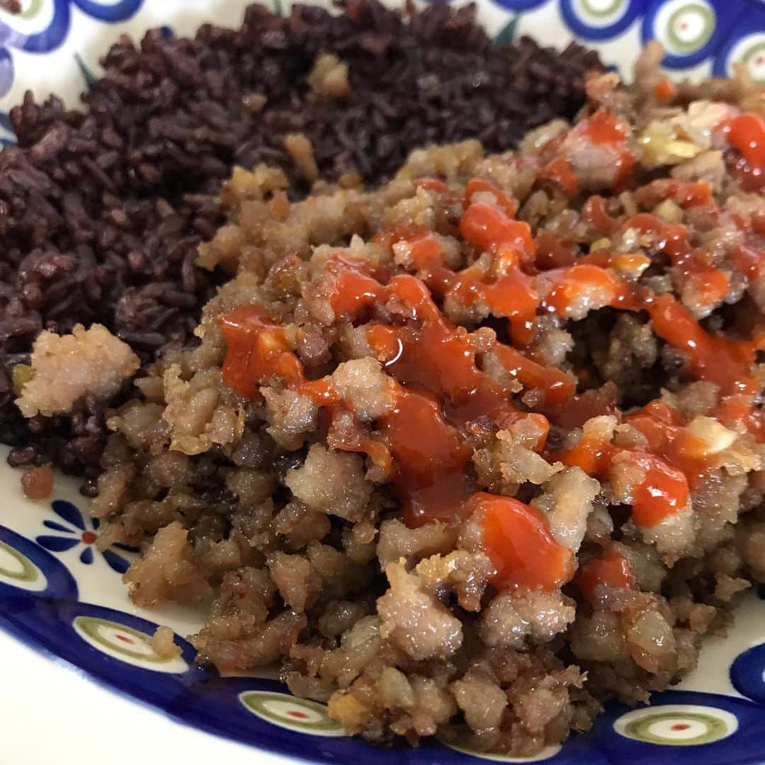 ローレン・ヤングのインスタグラム：「TONIGHT AT 6!! Sweet, salty, spicy and crispy ground pork. This is an easy to prepare dish with pantry staples! Took inspiration from a vietnamese dish I used to love ordering from Pho Hoa - their version has a crispy element on top (idk what its called, help) and you wrap the pork up in lettuce. 🤪」