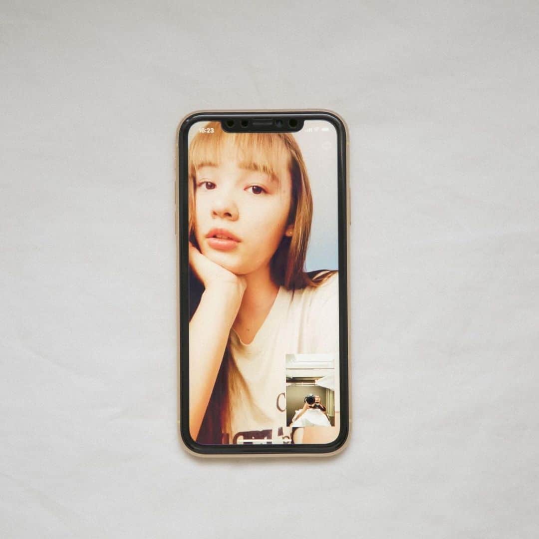 梅園アマンダのインスタグラム：「福ちゃんとリモート撮影😻📱📸﻿ ﻿ 福田家のアイドルニャンコ うに氏と画面越しのご挨拶もしたよ！可愛かったなあ、、爆睡してた、、、ﾔﾊﾞｲ﻿ ﻿ 初のリモート撮影は、﻿ 5分とかで終わって超ビックリ！﻿ 楽しかったなあ😘﻿ ﻿ 福ちゃんお声がけありがとう〜🧡 @fukudahitomi610」