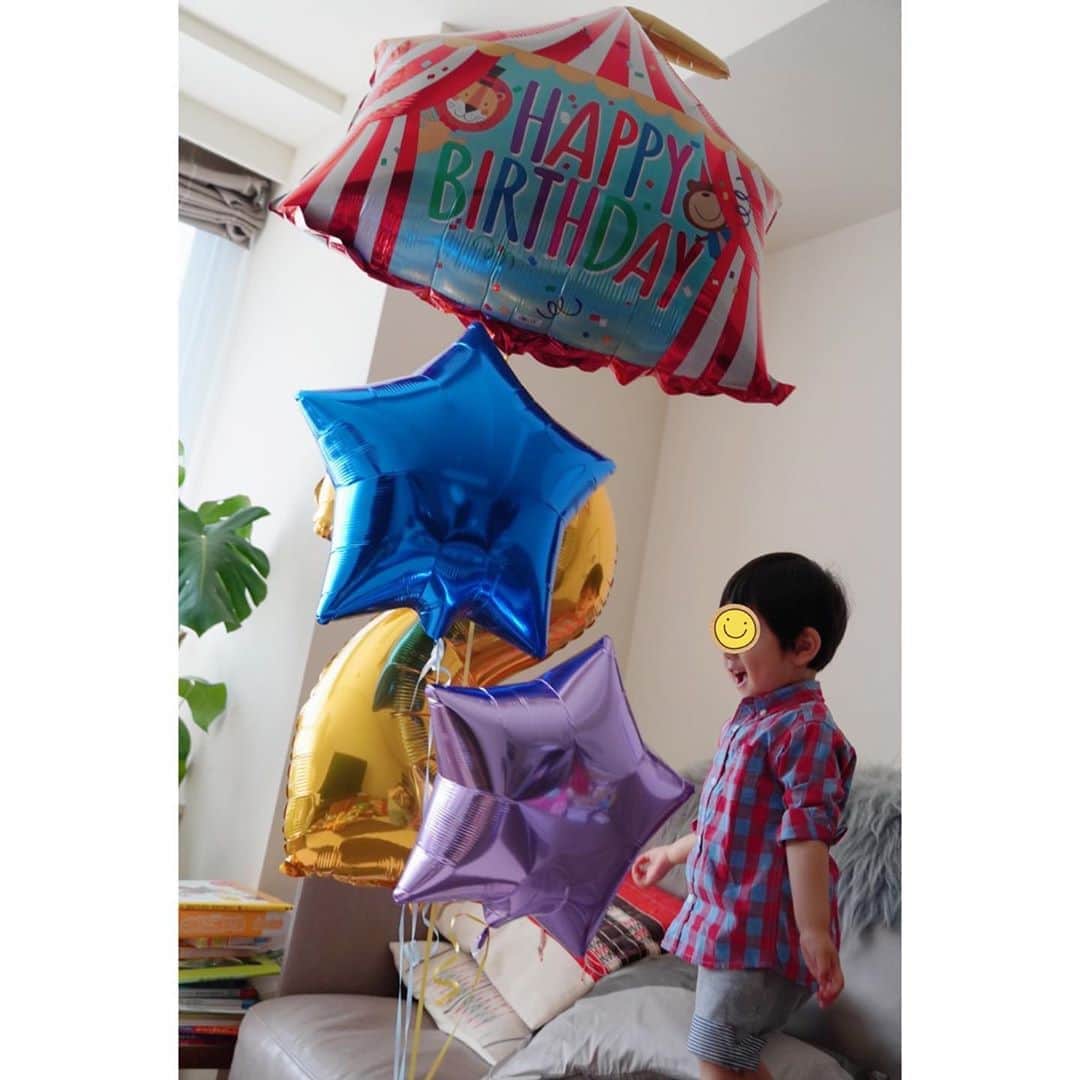 森麻季さんのインスタグラム写真 - (森麻季Instagram)「🎂 先日息子が2歳の誕生日でした 今年はおうちでこじんまり🍾 こういう世の中の状況もなかなかないであろう誕生日 だけどそれもいい思い出ですね  写真館に行けないのでポスターをポチり📷これがなかなか良くできたポスターでした  バルーンは代官山のDear'sさん  明るく元気に健やかに育ってほしい✨  #最近の息子の言い間違い  #マスクはマクス #さんぽはさぽん #たぶんおしゃべりくんです #2歳誕生日 #男の子 #2歳 #birthday #誕生日 #バルーン #バースデーポスター #dears #代官山 #男の子ママ #babyboy」5月20日 13時34分 - maki.mori_m