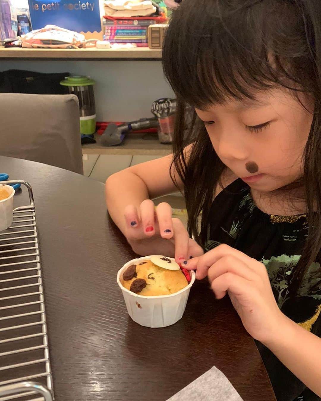 Little Miss Bento・Shirley シャリーさんのインスタグラム写真 - (Little Miss Bento・Shirley シャリーInstagram)「It’s been a week since I launched my baking kits in collaboration with @bakerisingapore.; I cannot tell you how happy I am when I see the creations you guys have made and shared.  And here is the muffin man song we all need to sing before baking 😝  Head over to 𝗵𝘁𝘁𝗽𝘀://𝘄𝘄𝘄.𝗯𝗮𝗸𝗲𝗿𝗶.𝘀𝗴/𝗰𝗼𝗹𝗹𝗲𝗰𝘁𝗶𝗼𝗻𝘀/𝗯𝗮𝗸𝗶𝗻𝗴-𝗸𝗶𝘁𝘀 to orders yours - Link is also in my profile!  Big thank to the following for giving me permission to share these with everyone: @calvinadawn @fattyiwen @cassiadarling @onceasporegirlalwaysasporegirl @msmayanling @realyoga_fairy @wonderland_alicekyler @germ.ms @_irene.ong_」5月20日 13時42分 - littlemissbento
