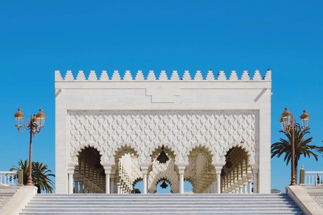 藤崎奈々子さんのインスタグラム写真 - (藤崎奈々子Instagram)「ムハンマド5世の霊廟 フランスやスペイン植民地だったモロッコを独立に導いた王の魂が眠っている場所。 中はもの凄く豪華な装飾です。 モロッコではアジア人が珍しいのか、よく写真を撮って〜と言われました。 モロッコの人はほとんどの方がとても優しいので、お話していても楽しい♪ ・ この日はモロッコの @sushi_dabruno_rabat  Fukurou sushi で寿司職人をしている お友達に色んな所に連れて行ってもらいました。 ランチは船の上のレストランで乾杯🍻 ・ 可愛いワンちゃんが塀の上から私たちを見ていました。 こっちに来たらナデナデしてあげるのに〜🐕 ・ #モロッコ#ラバト#カメラ女子#写真#旅#海外旅行#旅好き女子#morcco#rabat#trip」5月20日 13時52分 - nanakofujisaki