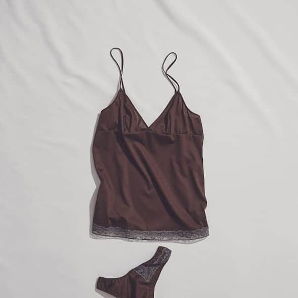 下着通販 SHIROHATO / 白鳩さんのインスタグラム写真 - (下着通販 SHIROHATO / 白鳩Instagram)「#langelique #ランジェリーク . 素朴な印象のポピー柄レースを 光沢感のある綿トリコットや LIBERTY PRINTの綿布地に合わせた コットンランジェリー。 . 草原でのピクニック、麦わら帽子、 バスケット、サンドウィッチをイメージ。 無地と柄を自由にコーディネートして。 . #lingerie #camisole #shorts #poppy #rose #brown #navy #kawaii #new #sexy #healthy #lace #loveislove  #レース #自然 #草花 #草原 #ポピー #下着好き #ランジェリー #キャミソール #ショーツ #shirohato #白鳩 #下着通販 #下着屋」5月20日 19時20分 - shirohato_official