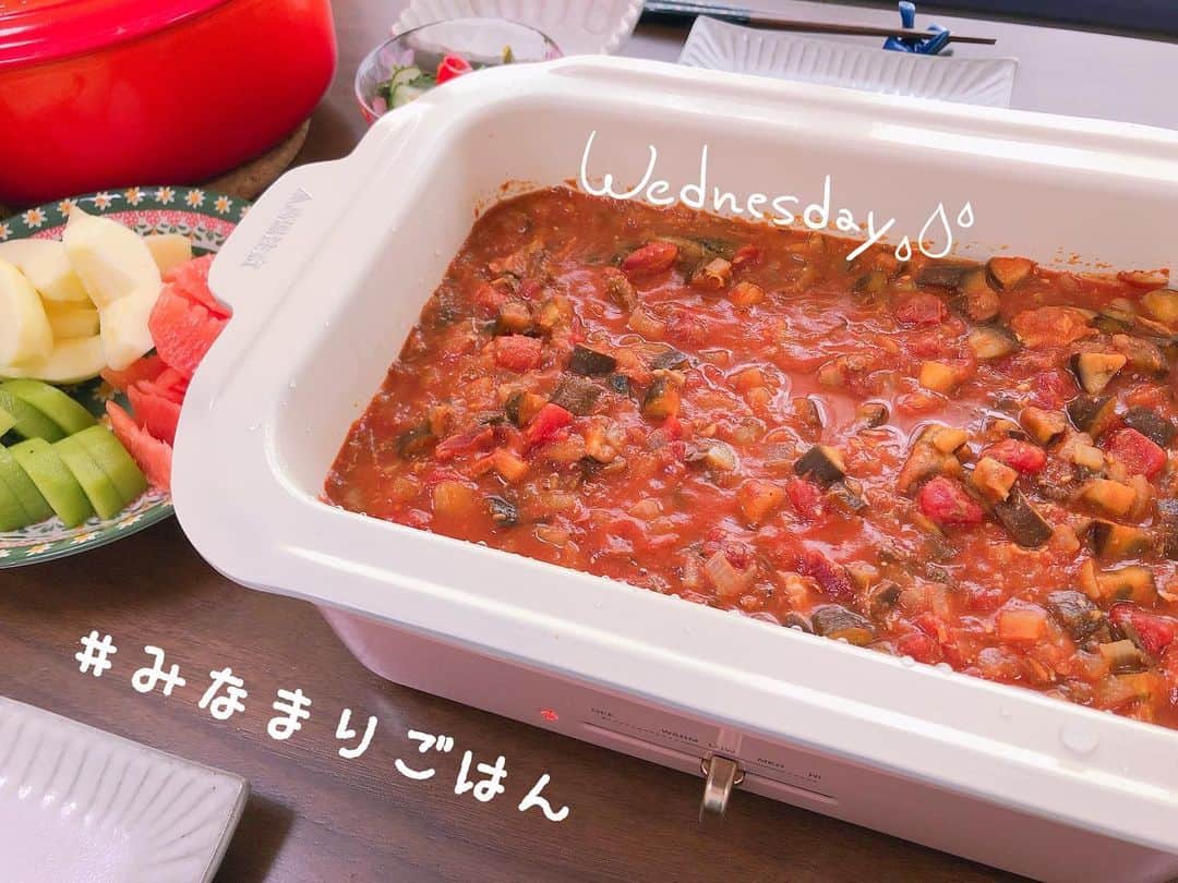 のインスタグラム：「. 今日のBRUNOランチは、 サバカレー🍴 . □作り方□ (材料) 3〜4人分 玉ねぎ…1個 ナス…1本 サバ缶…1個 カットトマト缶…1個(400g) ☆みそ…大1 1/2 ☆醤油…大1 ☆みりん…大1 ☆甘口のカレー粉…大2 (バーモンドカレーのカレー粉) にんにく、しょうが…適当 オリーブオイル…大1くらい  ①中火でオリーブオイルとにんにくとしょうがを香りが出るまで炒め、玉ねぎを入れて透き通るまで炒める ②ナスを入れて炒め、サバ缶とカットトマト缶を入れてサバを解します。 ③☆を全部入れて少し煮込んだら出来上がり♬  簡単なのにご飯がいっぱい食べられちゃうサバカレー、試してみてください✨ . #bruno #ホットプレート料理 #お昼ごはん  #みなまりごはん #サバカレー #サバ缶レシピ  #レシピ #作り方 #玄米」