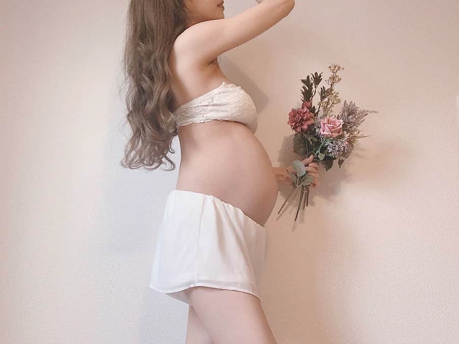 さっぴちゃんのインスタグラム：「... ... 𝟖𝐦𝐨𝐧𝐭𝐡 👶🏼🖤... ... . . 明日でもう9ヶ月目に入りますが、 8ヶ月と半ばくらいのマタニティフォト🤰♡ . もう、本当にぱんぱん！今はこの写真より もっと前にどーーーんと出てて、男の子だからか あかりの時の臨月くらい出てない😳？？？ と、👨🏽にもびっくりされております(ˊᵕˋ⑅)❤︎❤︎ . 男の子は前にお腹が出るから〜なんて話を よく聞いてたけど、わたしの場合はまさにそう！ . でも、あかりの妊娠中はとにかくコロッケが 食べたくてコロ美って呼んでたけど、 今回はとにかくいちごサンドを中心に 甘い物が食べたくてたまらない日々﹏🍓(笑) なんだか逆っぽい気がするのになぁ☺️❥❥ . ………………………………(♡)……………………………… .」