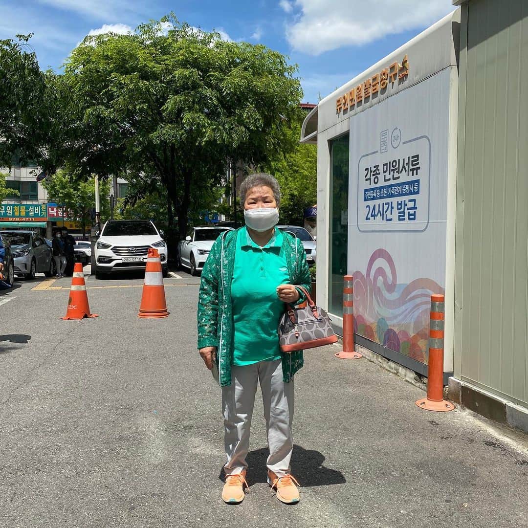 のインスタグラム：「할머니 모시고 마지막 정부 긴급재난지원금까지👍모두들 늦지않게 신청하세요😊#정부지원금 #긴급재난지원금 #신청완료 할머니 오래오래 건강하세요💚💚」