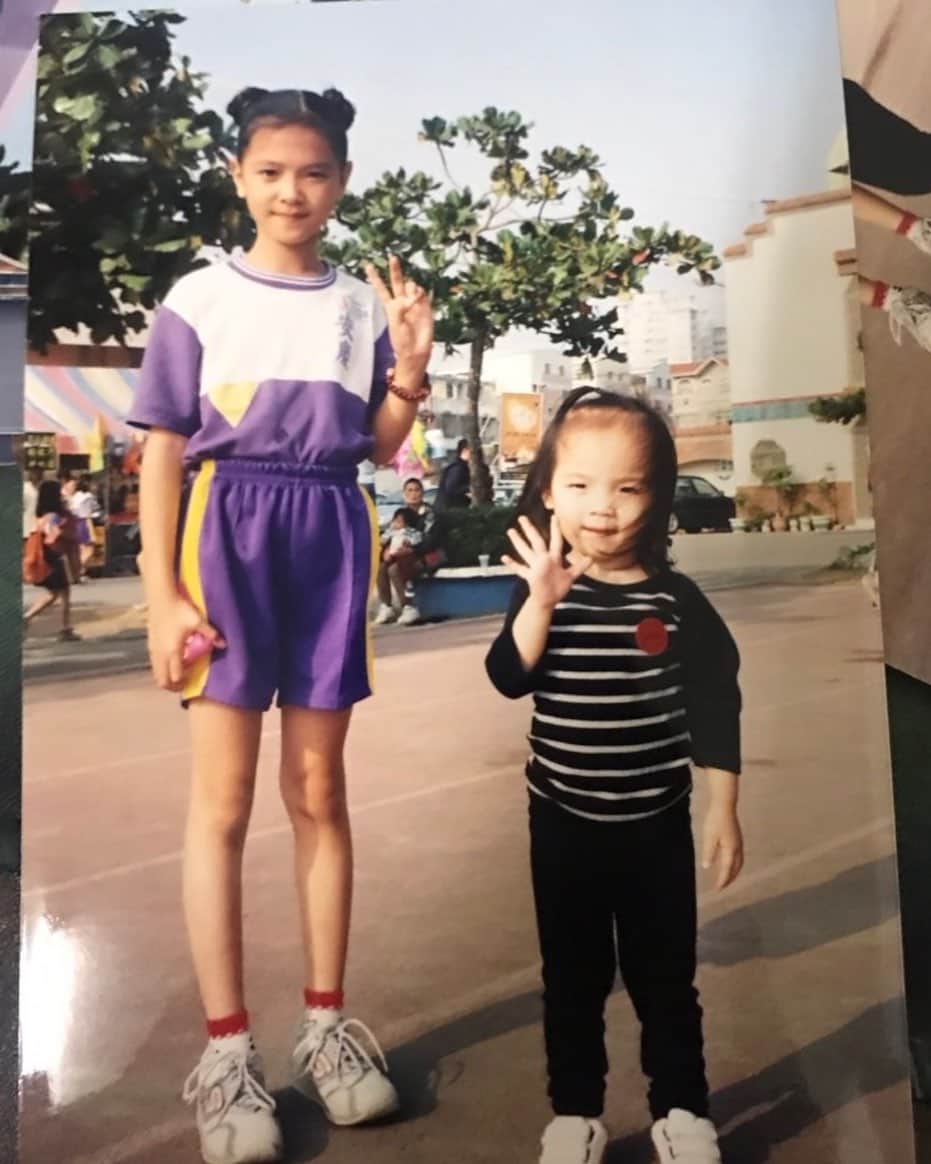吳子霏（Ellen Wu）のインスタグラム：「2020/05/20 13:14  來吧來吧，說愛的日子，和愛的人說聲我愛你。 謝謝你們，我愛你們。  #猜猜看哪一個是我 #手指比數有玄機」