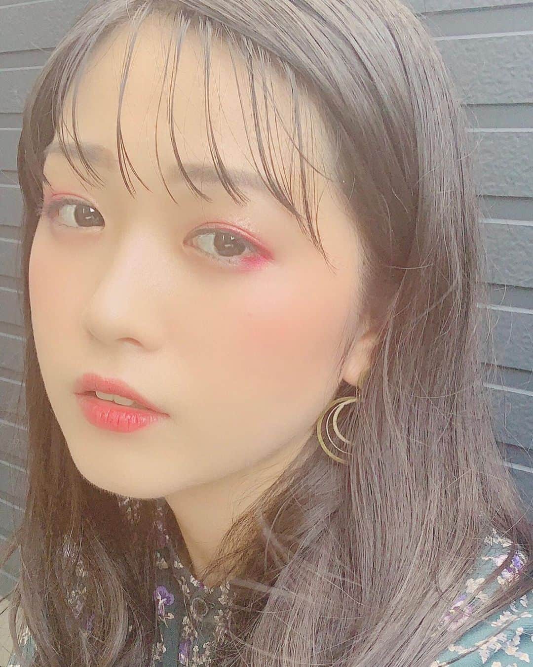 ミユフィーヌ（REVERBEE）のインスタグラム：「お天気だったからうちのベランダでパシャった📸🤍#シースルーバング #seethrough #pinkmakeup #おうち時間 #自撮り #selfy #ベランダ #花柄 #green #pierce #jkブランド #最近 #めちゃ #暖かくなってきた」