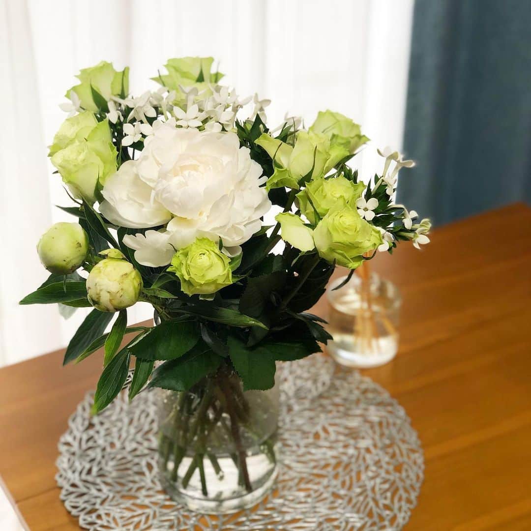 阿部優貴子のインスタグラム：「Green✖️White 今週のお花。 やはりこの時期は芍薬🥺💐 五本買って、一輪だけ早くすごく綺麗に咲いて早くも散り始めてきたんだけど、その儚さもうつくしい。。💗 合わせたのは、グリーンミントのスプレーバラと、ホワイトのブバリア。 ブバリアは短命なお花だそうなので毎日水揚げして。 少しでも長く持ちますように☺️ * #はなのあるくらし#花のある暮らし #flowerarrangement#芍薬#peony」