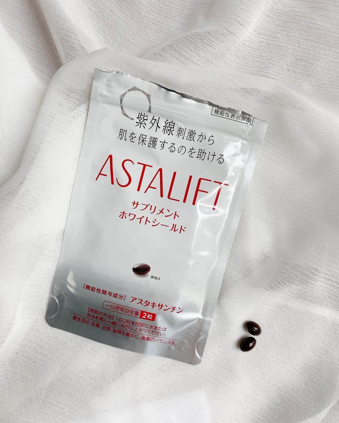 吉田早織のインスタグラム：「・﻿ 今年2つ目のUVケアサプリメント🌤﻿ ﻿ ﻿ アスタキサンチン配合のサプリメント。﻿ 紫外線刺激を保護する機能があるそうです☺️﻿ ﻿ ﻿ ﻿ アスタリフトはUV下地を長年愛用していて、﻿ 夏やリゾート地ではマストなくらいUV効果を信頼しています♡﻿ ﻿ ﻿ ﻿ 今回サプリメントが新しく出たという事でとっても気になっていました✨﻿ 小さめの粒を1日2つで良いので続けやすそう。﻿ ﻿ ﻿ ﻿ ﻿ 最近は内側からもUVケアするのが当たり前になってしましたね🙌﻿ もっと若い頃から飲んでいたかった🤣﻿ ﻿ ﻿ 毎日続けて、内側からもしっかりとケアしたいと思います☺️﻿ ﻿ ﻿ ﻿ ﻿ ﻿ ﻿ ﻿ #ホワイトシールド #uvケア #美白ケア ﻿ #アスタリフト﻿ #astalift  #飲む紫外線対策﻿ #UVケアサプリメント﻿ #マキアホワイトシールド」