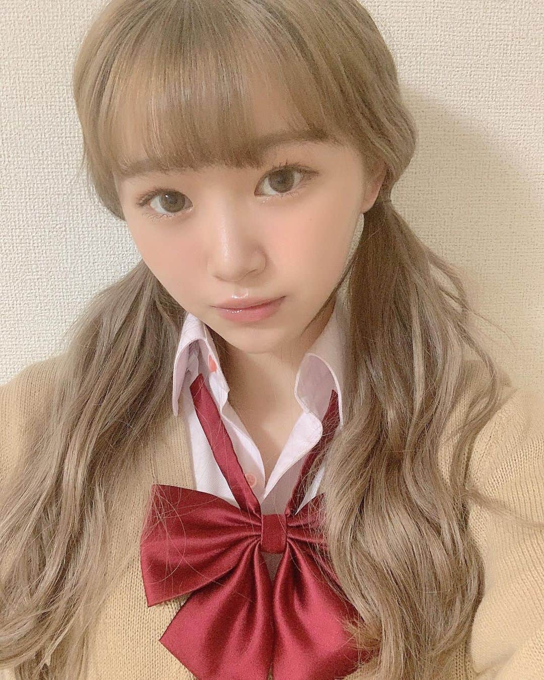 平野夢来（ゆぴぴ）のインスタグラム：「キューポップさんの撮影の時に頂いたカーディガン💓 ・ ・ 暖かくなってきたからもうそろ着れないや🥺 はやくコロナ終わらないかな~❕❕ #JK #制服」