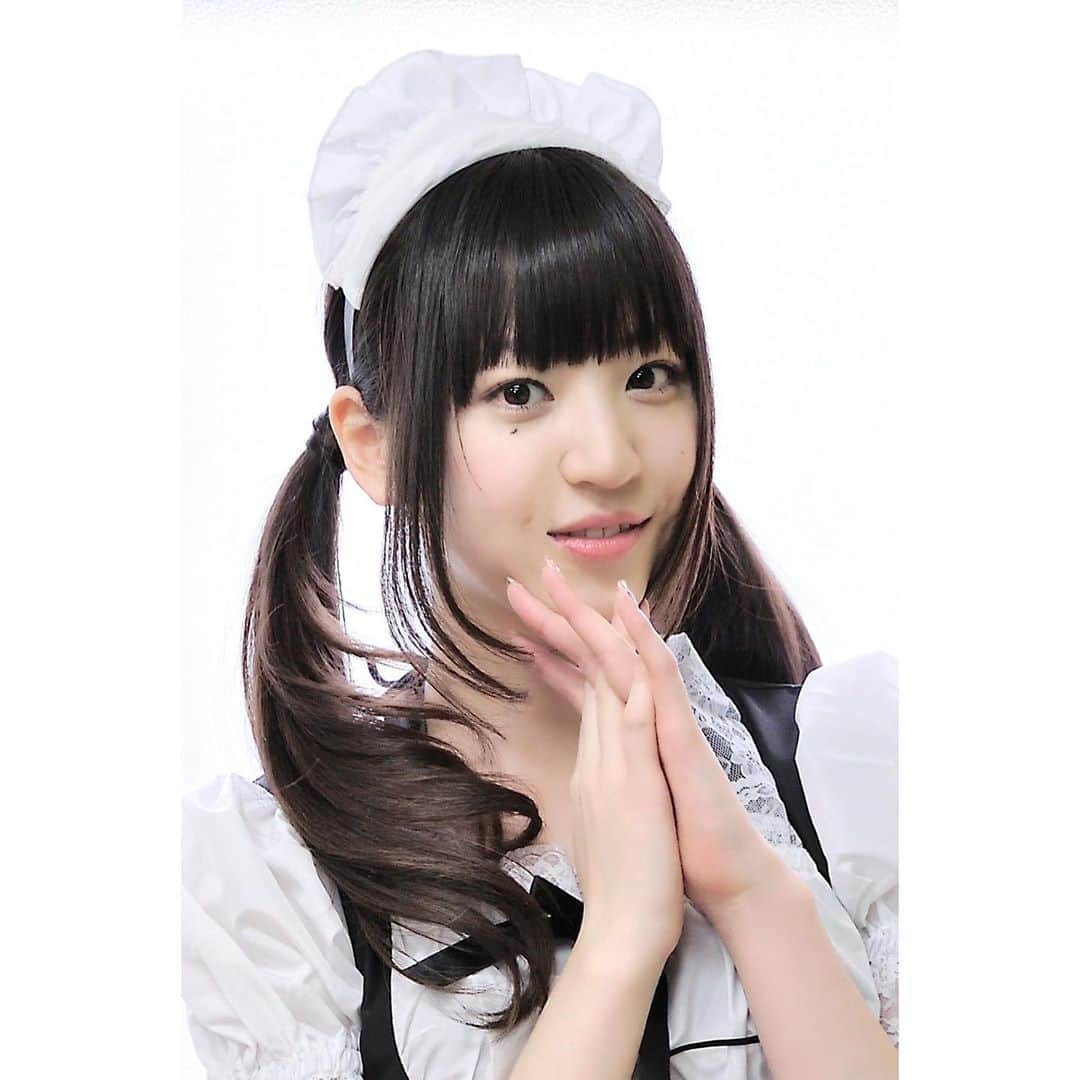 船岡咲のインスタグラム：「・﻿ ・﻿ ﻿ ○﻿ ﻿ ﻿ 19歳頃の写真をいただきました。﻿ ﻿ ﻿ #グラビア #グラドル #アイドル﻿ #グラビアアイドル﻿ #19歳 #髪長い﻿ #メイド #ツインテール」