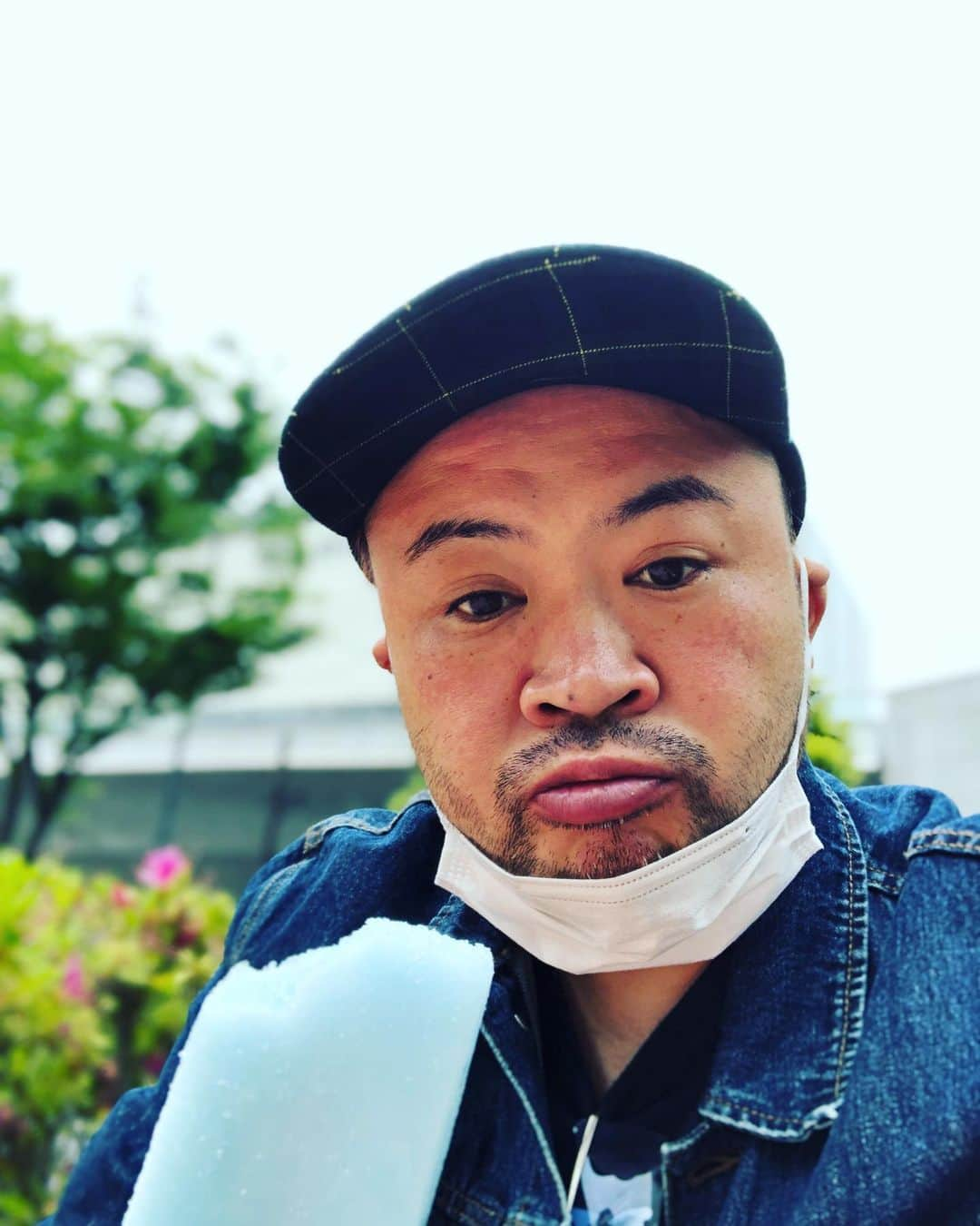 サイプレス上野さんのインスタグラム写真 - (サイプレス上野Instagram)「#髭剃らないチャレンジ毎日 いつの間にか終了し、再開してる気がする w/ガリガリ君&昨夜仕込んだチャーシュー🙆‍♂️ 本日も15時からはFM YOKOHAMA「Tresen」生放送ぶっかます！よっしゃっしゃっす〆  そして24時からはAbemaにて新体制第二回目の「Music 水曜The Night」！！宇多丸師匠から禅譲されましたので僭越ながら司会を務めさせて頂きます🔥  #サ上 #ロ吉 #drmcrew #boyee #ドリーム開発 #ワツグー #サイプレス上野 #サ上 #サイプレス上野とロベルト吉野 #サ上とロ吉 #LEGENDオブ伝説 #上千代THE闇スナイパー #建設的 #ENTADASTAGE #フリースタイルダンジョン #とれせん #流派r music水曜THENIGHT  #ガリガリ君 #ラムネバー またくるゆるさん」5月20日 14時32分 - resort_lover