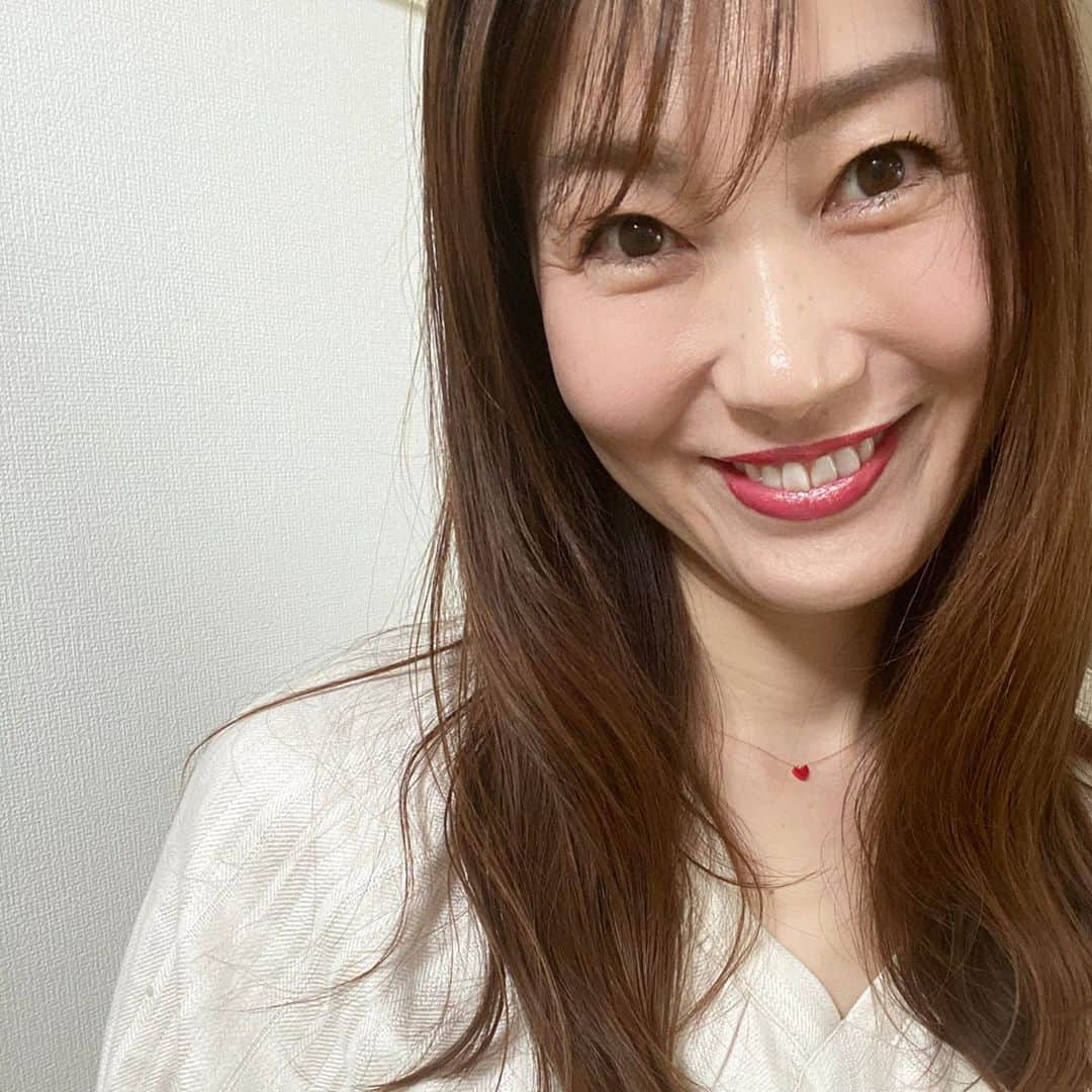 梅本理恵さんのインスタグラム写真 - (梅本理恵Instagram)「おうち時間。﻿ ﻿ どう使うか考えた。﻿ ﻿ 普通に過ごしていると﻿ きっと太るな、私。﻿ と危機感。。﻿ ﻿ そこで、﻿ ウォーキング＆ラン。﻿ オンラインヨガレッスン。 運動は苦じゃない♡﻿すきな方。 ほぼ毎日がんばる。﻿ ﻿ そして、﻿ 無理のない範囲で﻿ 食事制限♡ ﻿ そんな私のおうち時間に便乗してきて﻿ 体重が約3キロ落ちた、旦那さん。﻿ 人生初のダイエット成功らしい。﻿ 何かを成し遂げるなんて…うらやましい。﻿ ﻿ 私も、なかなかがんばったのに﻿ ずっと体重が変わらない。﻿ なぜだ。﻿ ちょっとぐらいシュッとしたかった。笑☺︎﻿ ﻿ ﻿ ﻿ ﻿ ﻿ #おうち時間#stayhome#staypositive#落ち着こう#みんなで乗り越えよう#みんなに感謝#大切な人を守ろう#笑顔#笑おう#深呼吸#美魔女#美魔女コンテスト#はんなり美魔女#梅本理恵#アラフィフ#美活#美容#team美魔女#team美魔女9期生#夫婦ニコイチ 生活☺︎☺︎」5月20日 14時37分 - rie___12ki