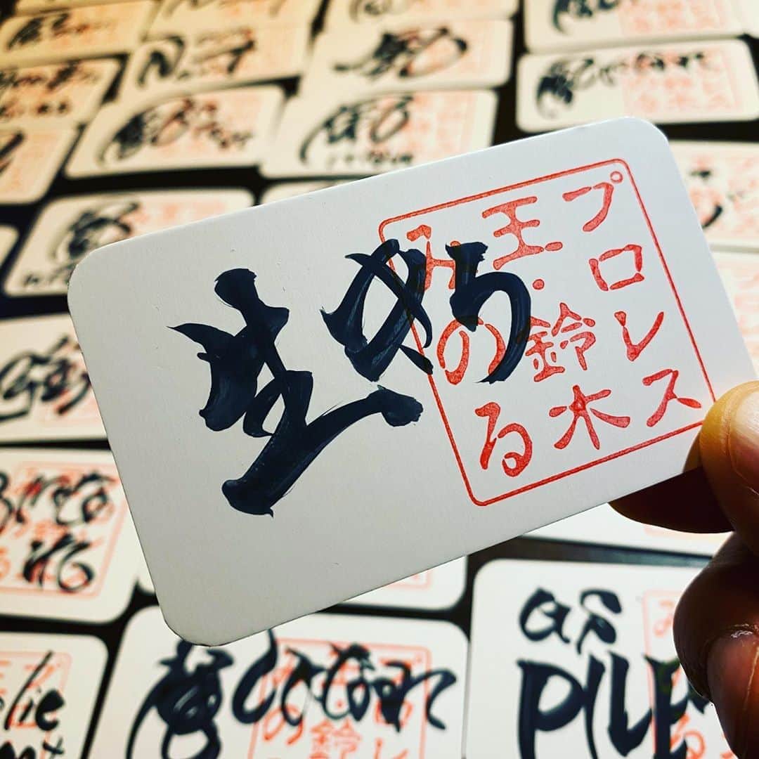 鈴木みのるさんのインスタグラム写真 - (鈴木みのるInstagram)「New Message Card  #piledriver_harajuku  ネットショップ・パイルドライバー( www.piledriver.jp )でNIPPON Teeを購入すると付いてくるオマケカード。新しいやつ書いた。ハンコも新しいものに。これはあくまでもネットショップ購入者のみのオマケ。一枚一枚手書きでハンコから封入までオレの手作業。がんばれNIPPON！」5月20日 15時03分 - suzuki.d.minoru