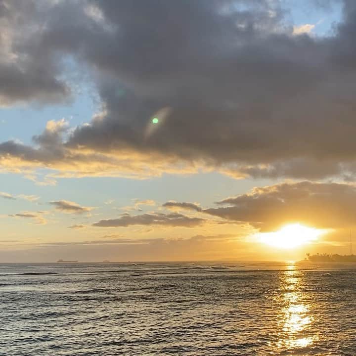 エビアン・クーのインスタグラム：「that golden hour 🌅」