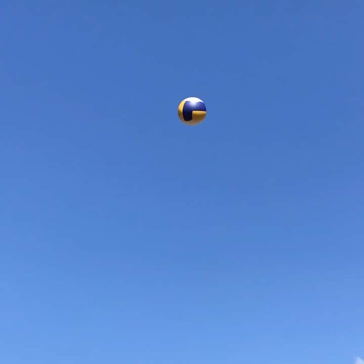佐野優子のインスタグラム：「. 早朝の公園にて🏐 . #朝練 #青空 #バレーボール #公園」