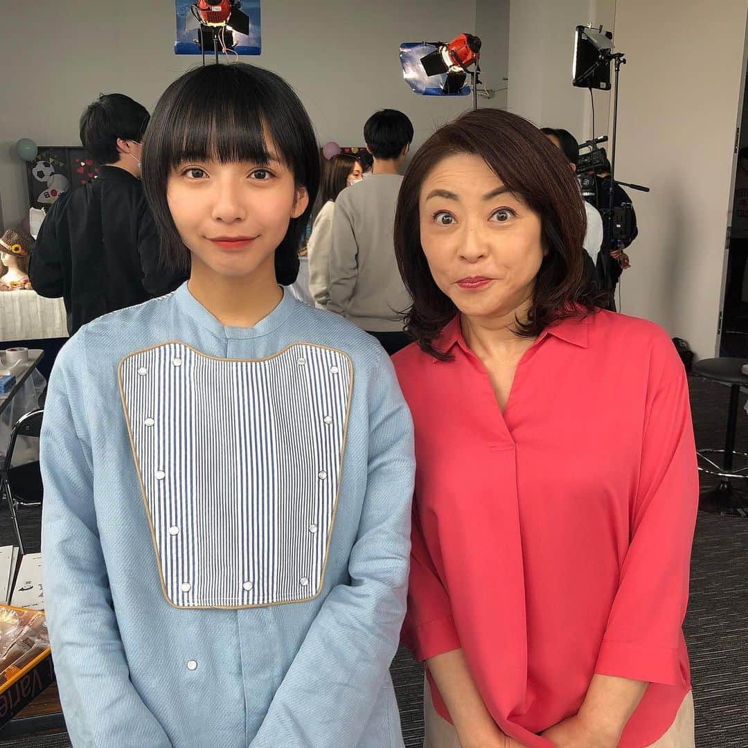 山之内すずさんのインスタグラム写真 - (山之内すずInstagram)「今週もシーズンレギュラーとしてヒルナンデスに出演させて頂きました！！！ ハンドメイド作品売れてなによりです…😹❤️ そして！ 松本明子さんとお写真撮っていただけました😭❤️ 数ヶ月前、ロケで初めてお会いさせて頂きましたが、沢山のアドバイスを頂いたり、優しいお言葉を掛けて頂いたり、大変素敵なお方でした🥺　 これからも宜しくお願い致します💐  本日の可愛い衣装 トップス @onespoofficial  スカート @frapbois_official」5月20日 15時08分 - suzu____chan