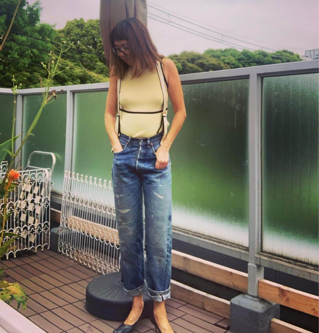 安西こずえさんのインスタグラム写真 - (安西こずえInstagram)「今日ね〜 Levisのお誕生日👖♥️ はぴばぁ🎉なんだよ。 誕生して147年😳😳😳 ずーーーーーーと大好きで デニムはほとんどリーバイス🤣🤣🤣 これからも愛し続けます👍 @levis_japan  今日はお気に入りの @pelleq_official  サスペンダーとトップス合わせで😙 #ベランダコーデ」5月20日 15時16分 - cozcozrin