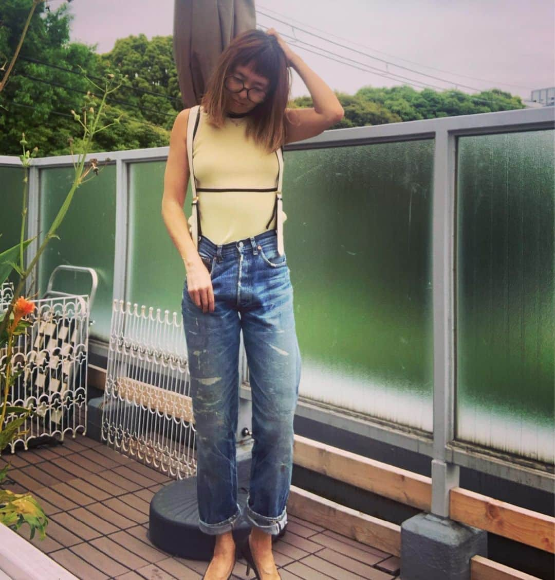 安西こずえさんのインスタグラム写真 - (安西こずえInstagram)「今日ね〜 Levisのお誕生日👖♥️ はぴばぁ🎉なんだよ。 誕生して147年😳😳😳 ずーーーーーーと大好きで デニムはほとんどリーバイス🤣🤣🤣 これからも愛し続けます👍 @levis_japan  今日はお気に入りの @pelleq_official  サスペンダーとトップス合わせで😙 #ベランダコーデ」5月20日 15時16分 - cozcozrin