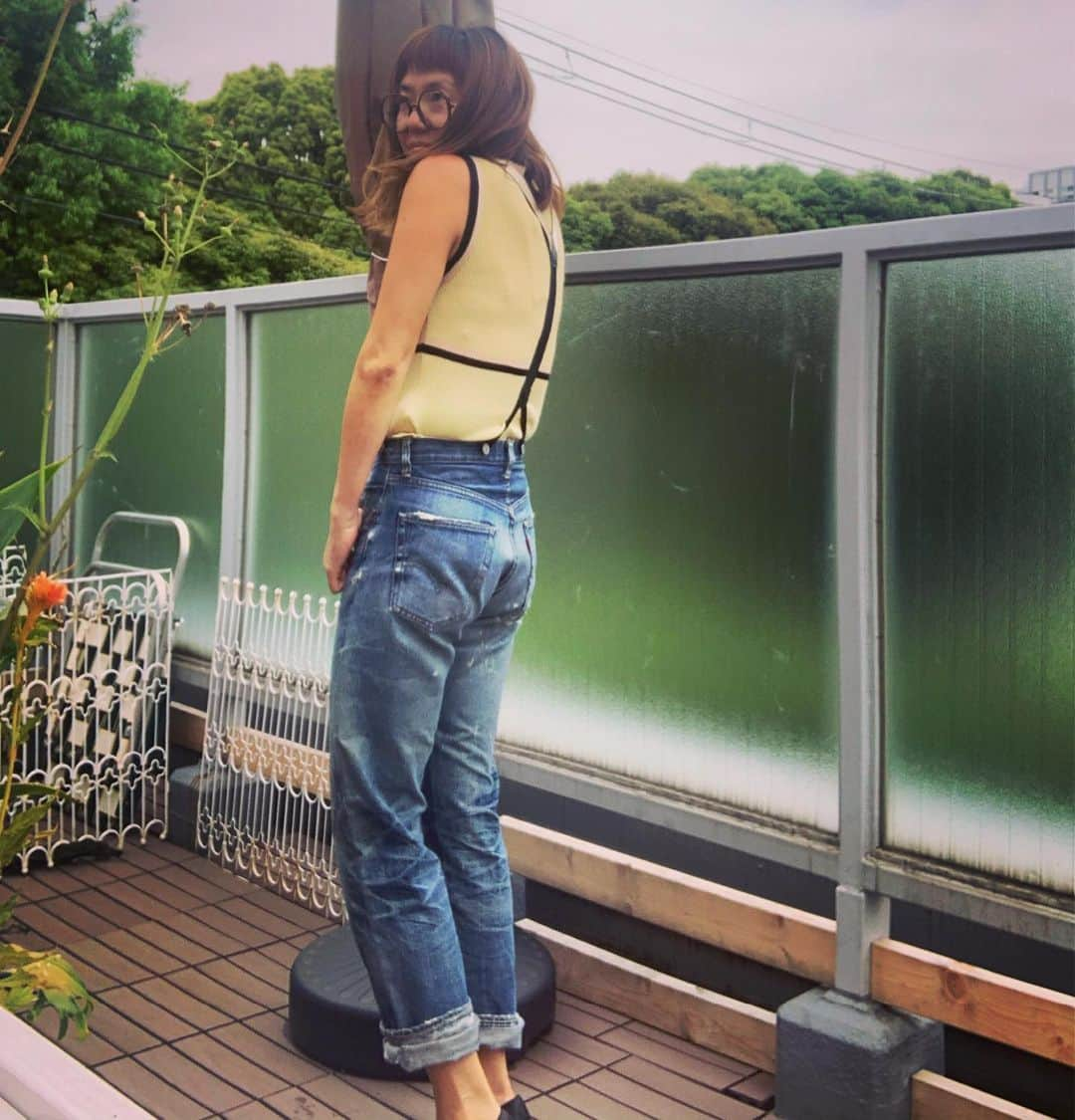 安西こずえさんのインスタグラム写真 - (安西こずえInstagram)「今日ね〜 Levisのお誕生日👖♥️ はぴばぁ🎉なんだよ。 誕生して147年😳😳😳 ずーーーーーーと大好きで デニムはほとんどリーバイス🤣🤣🤣 これからも愛し続けます👍 @levis_japan  今日はお気に入りの @pelleq_official  サスペンダーとトップス合わせで😙 #ベランダコーデ」5月20日 15時16分 - cozcozrin