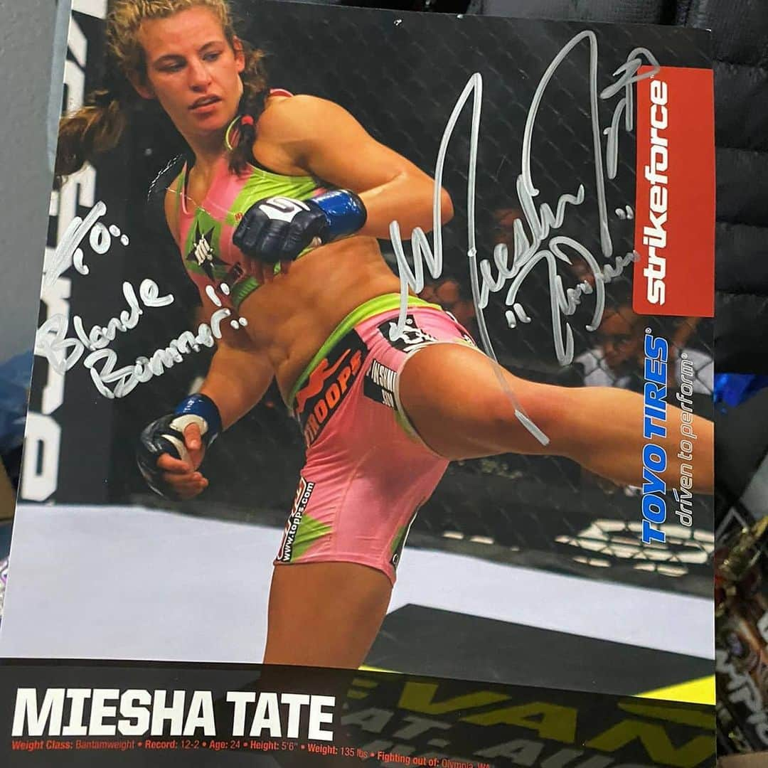 ミーシャ・テイトさんのインスタグラム写真 - (ミーシャ・テイトInstagram)「Before we became friends, and training partners and I was still "Takedown Tate" apparently Emily had asked me to sign a card for her, what a throwback!! @emwhitmire115 . #waybackwednesday #wmma #throwback #fight #strikeforce #mma #womeninsports」5月20日 15時21分 - mieshatate