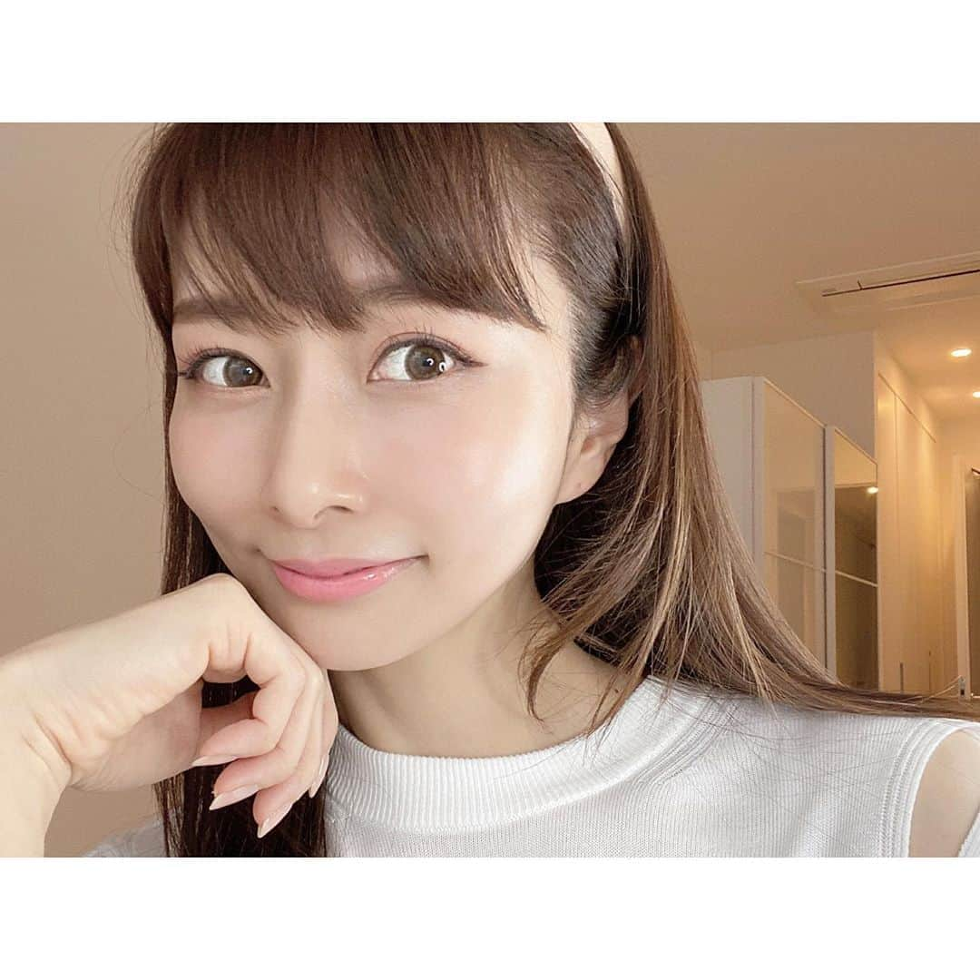 石井美保さんのインスタグラム写真 - (石井美保Instagram)「リモート取材、リモートキャラバンがすっかり増えて、サロンの接客や撮影がない日はとうとうノーファンデで過ごすようになりました。 それでも美肌に見えることがメンタル的に大事なので、十和子さん　@ftcbeauty.official のFFクリームプラチナムを使っています。フラーレンが配合された多機能日焼け止めクリームで、SPF50PA++++だから窓からの紫外線も近所までちょっと外出するにも安心。トーンアップ効果が高くてしっとり。以前は下地として使っていたのだけれど、ルミエラブ(飲む日焼け止め)のおかげで隠すものがどんどん減っている今、リモートの時はこれだけでいいじゃない！👀ってなりました。 あと、先日載せた最近のチークが、過去の限定品だった為(皆様ガッカリさせてごめんなさい🙇‍♀️)似たような仕上がりで更にいいものを見つけましたよ！まだブツ撮りできていないので、明日あたりにまたご紹介しますね。ノーファンデにつけても浮かないパウダーで、アイメイクにも使えちゃう。」5月20日 15時34分 - miho_ishii