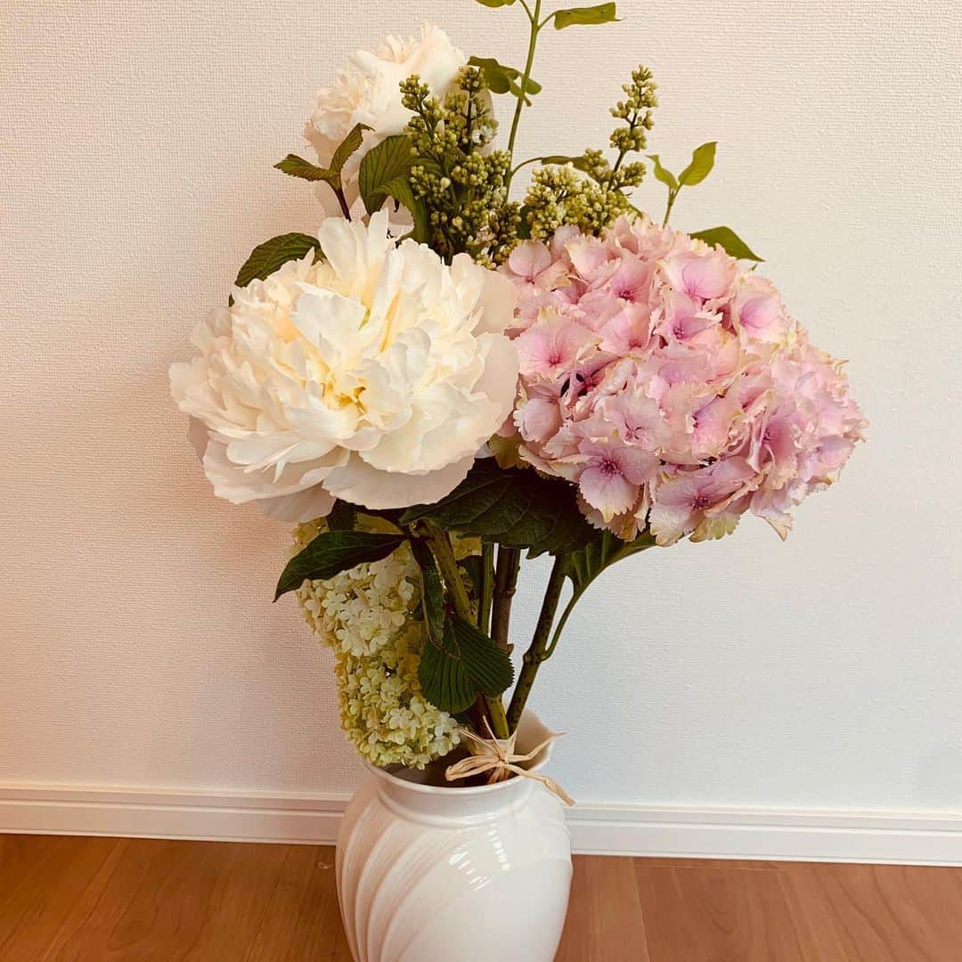 梅宮万紗子のインスタグラム：「最近、お花の良さに助けられる。何にもない所にお花があるだけで「綺麗だよね〜」.「素敵だよね〜」ついでにそんな自分も、「素敵よね〜」と一人互助会も出来るでしょ。 #あじさい　#紫陽花　フラワーアレンジメント　#ステイホームの過ごし方」