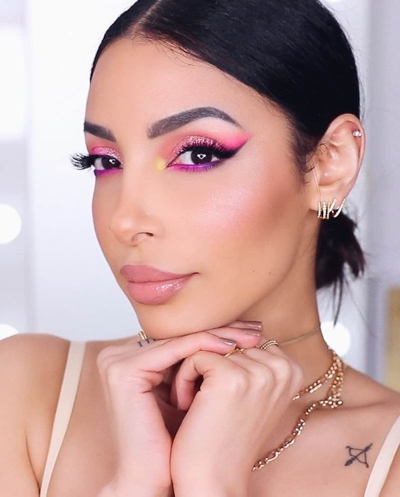 sananasのインスタグラム：「Good morning 🌷Rendez-Vous à midi sur ma chaîne Youtube pour le tutoriel de ce make up ! Vous allez voir c’est pas difficile 😊Qui sera là ? Likez que je vous vois !!! 💚」