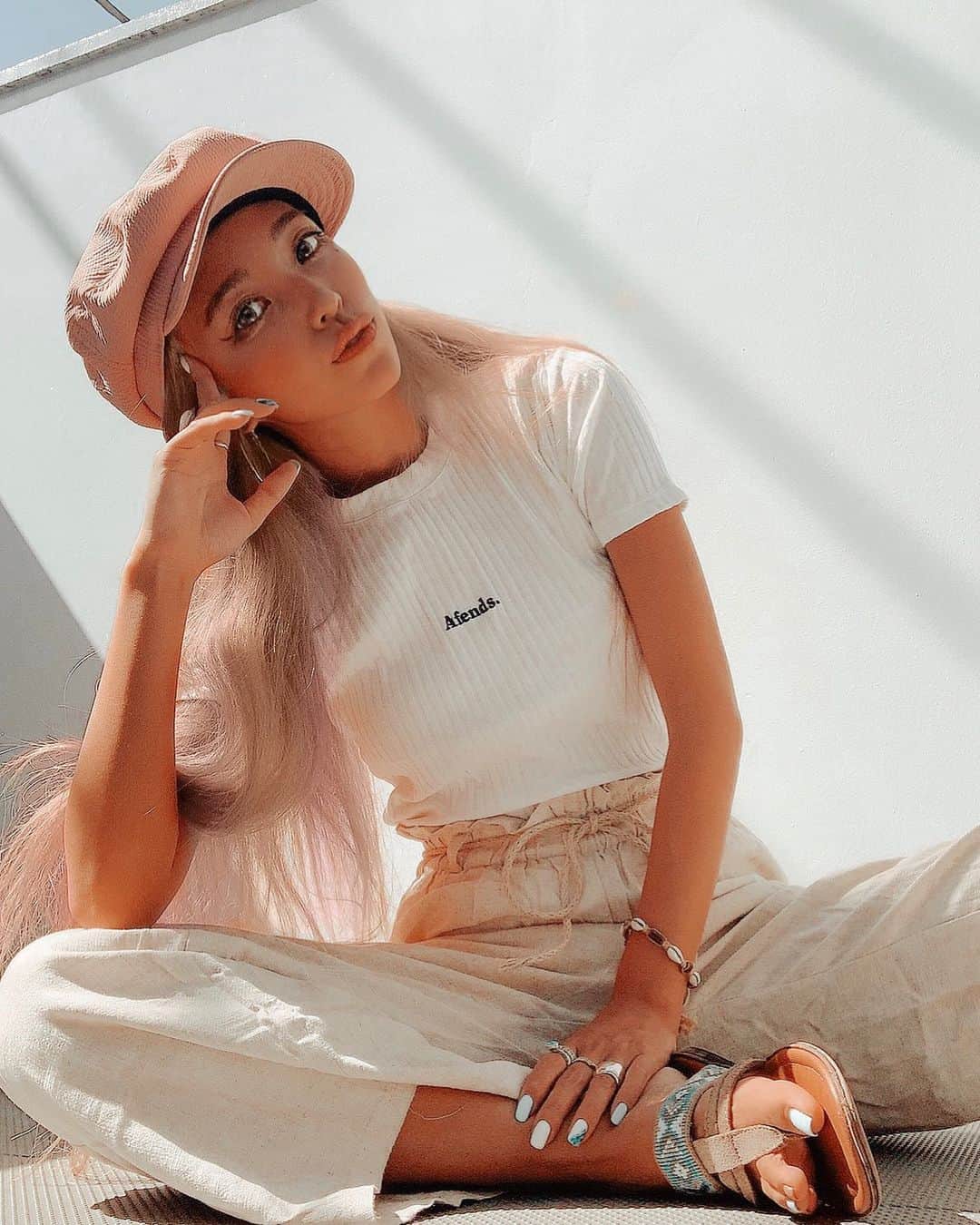 のインスタグラム：「🌴﻿ ちょっとだけ厚手のAfends.Tee﻿ がちょうどいい季節🤎🌈🚲﻿ 今はByronのshopにはお買い物しに行けないけど😭 @grumpy_swim さんで頼んだらすぐに届いたよ🔥😆﻿🙏🏽 嬉しい〜🥺🤎 ﻿ 撮影に向けてしてもらってたネイルも﻿ レジンアート風でちょろっと海を入れて﻿ もらってて調子いい🌴😍﻿ thx @reonail74 🤎﻿ ﻿ ﻿ 好きなものに囲まれて生活するのが﻿ 一番relaxできるよね🌈♡﻿ ﻿  #staypositive  #Afends #ss #Australia #Australianlabel」