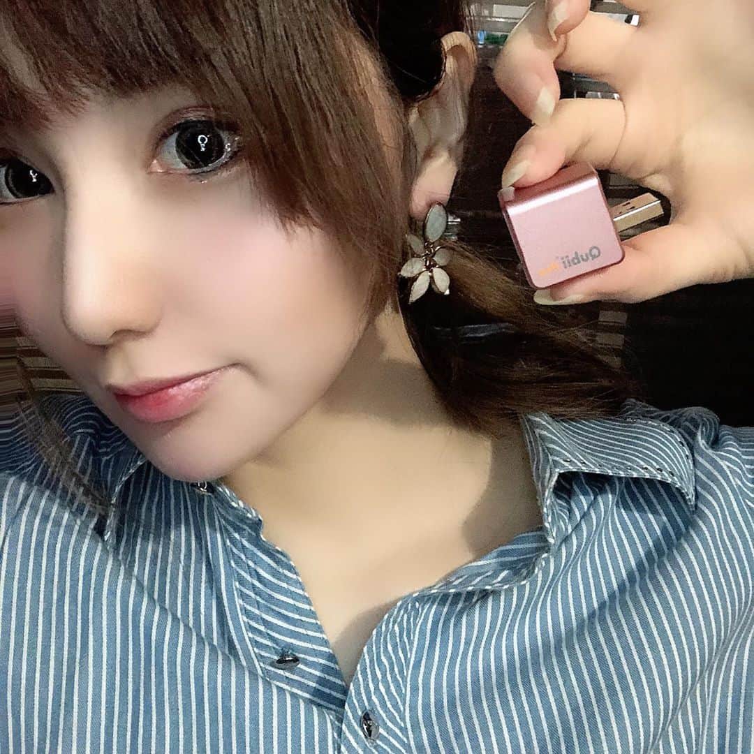 のインスタグラム：「. みなさんお久しぶりなのに覚えててくださって、コメントやいいね嬉しいです😢💓. . こちらは充電しながらiPhone の写真や動画を自動でバックアップできる#Qubiipro (@focalpointinc )📱🎲♥️. . 手のひらサイズでコンパクトなので場所もとらないし持ち歩きにもいい♡. 写真・動画、連絡先やiTunes musicまでmicroSDに保存できるのめちゃくちゃ便利でおすすめです✌️✨. . #iPhone #バックアップ #便利アイテム #Qubiipro #Qubii  #Qubiiローズ #総代理店 #PR 美容院て来月なったら行ってもいいかな😯私髪やばい」