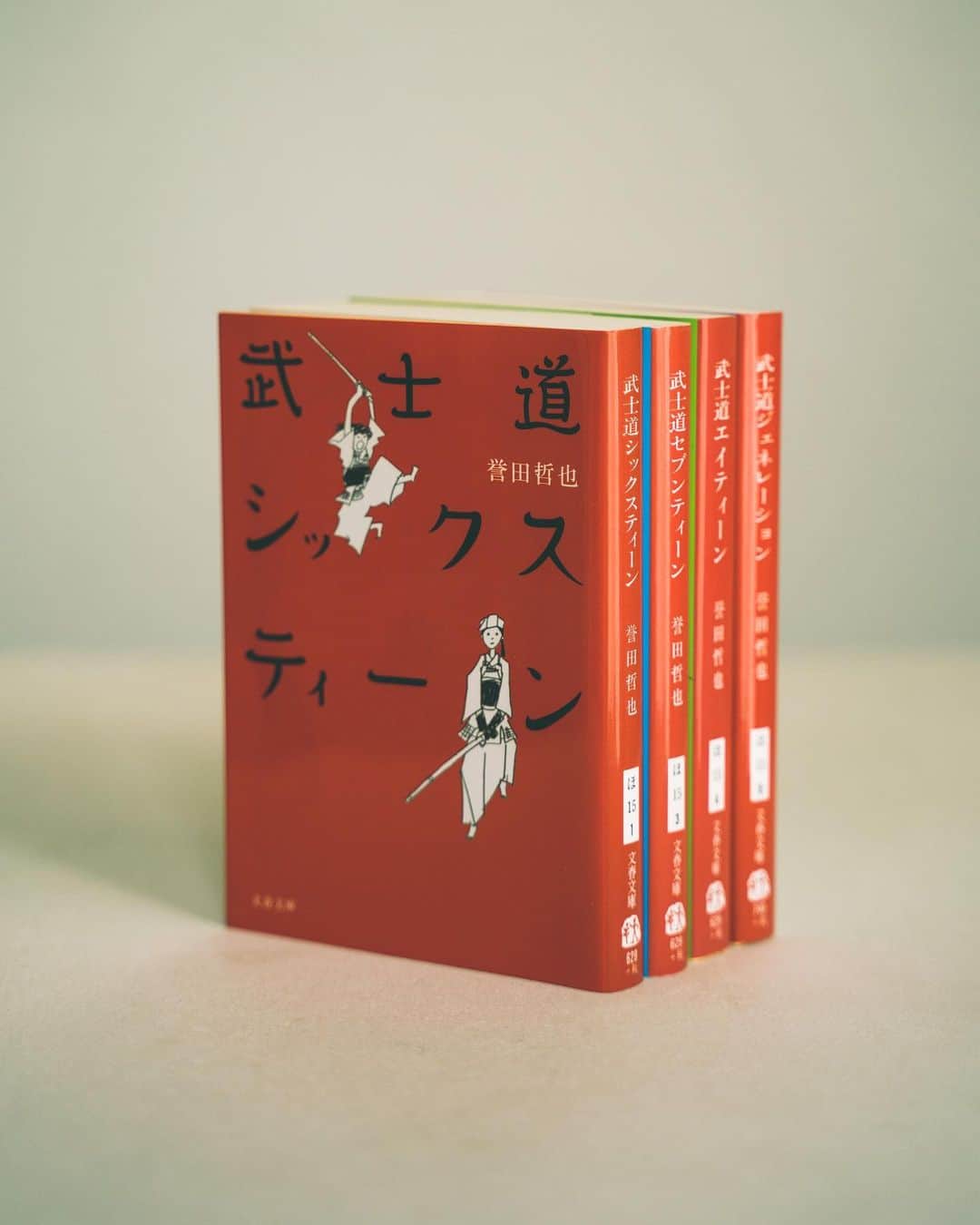 yukiのインスタグラム：「#bookcoverchallenge  ㅤㅤㅤㅤㅤㅤㅤㅤㅤㅤㅤㅤㅤ 4日目(昨日できなかった) ㅤㅤㅤㅤㅤㅤㅤㅤㅤㅤㅤㅤㅤ 「武士道シックスティーン」 ㅤㅤㅤㅤㅤㅤㅤㅤㅤㅤㅤㅤㅤ どんな本読んできたっけなと、本棚見返したら懐かしさとこの誉田哲也さんの武士道シリーズが出てきました。 ㅤㅤㅤㅤㅤㅤㅤㅤㅤㅤㅤㅤㅤ 数ある青春エンタメの中でも、特に好きです、このシリーズが。 ㅤㅤㅤㅤㅤㅤㅤㅤㅤㅤㅤㅤㅤ 主人公の2人の対照的な性格もそれぞれ好きで、シックスティーン、セブンティーン、エイティーンに進んでいくにつれて関係性が少しずつ変わっていく様子も良い。読んだあとの爽快感っていうんですかね、青春エンタメの気持ち良さ、楽しさが詰まっています。 ㅤㅤㅤㅤㅤㅤㅤㅤㅤㅤㅤㅤㅤ 個人的には早苗の姿勢、考え方が好きです。 ㅤㅤㅤㅤㅤㅤㅤㅤㅤㅤㅤㅤㅤ 気付いたらシリーズ全部一気に読んでしまうような、ページをめくる手を止めたくなくなるような小説なので気をつけて下さい。  #武士道シックスティーン  #誉田哲也」