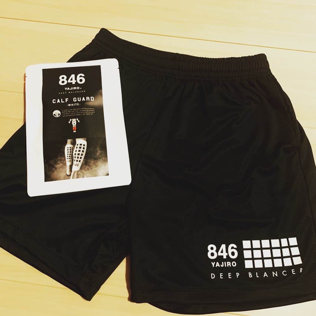吉濱遼平のインスタグラム：「846さんから新作のトレーニングパンツとカーフガードが届きました。 通気性がよくおしゃれで履きやすい！ 他にもいろんな商品があるんで要チェック！ #846yajiro  #さっそく履いてトレーニングしたら腹筋われた #846パワー #腹筋わりたいかたおすすめ #結果には個人差があります  #撮影浮田くん #いっぱいとらせてごめんね」
