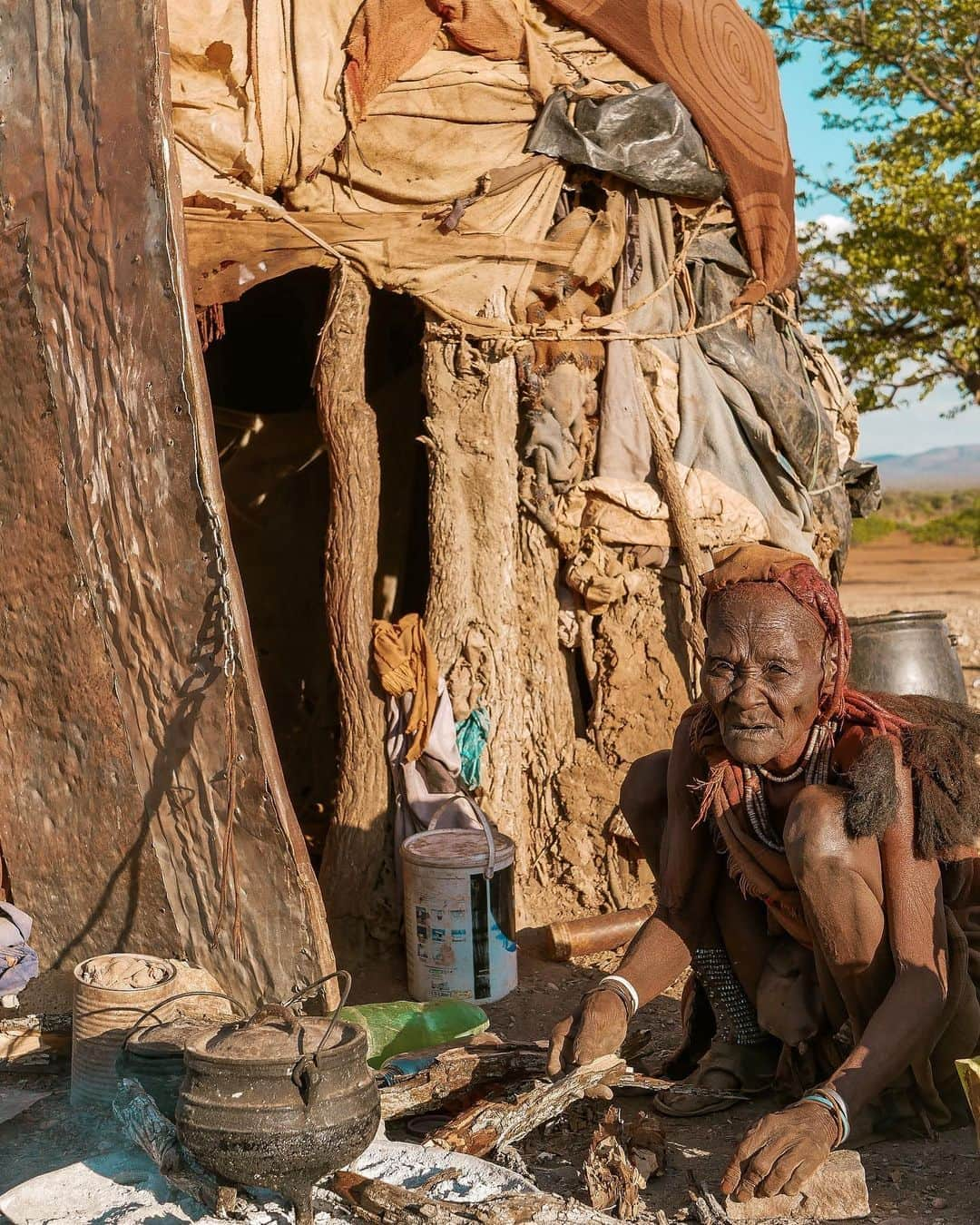 羽石杏奈さんのインスタグラム写真 - (羽石杏奈Instagram)「Some of my memories from a camping night at himba village in Namibia last year🇳🇦 去年の冬に、アフリカ大陸のナミビアで民族の村を訪れたときの写真✴︎ . 人生の中で間違いなく最も思い出深い時間のひとつだった、村での1泊2日。美しくて、貴重で、学ぶことが本当に多かった👏 またいつか必ず！訪れたい場所😌♡ #やっぱり好きな写真なので再投稿 photo in #namibia #namibia🇳🇦 #opuwo #himba #himbatribe #camping」5月20日 16時20分 - hawaiianna913