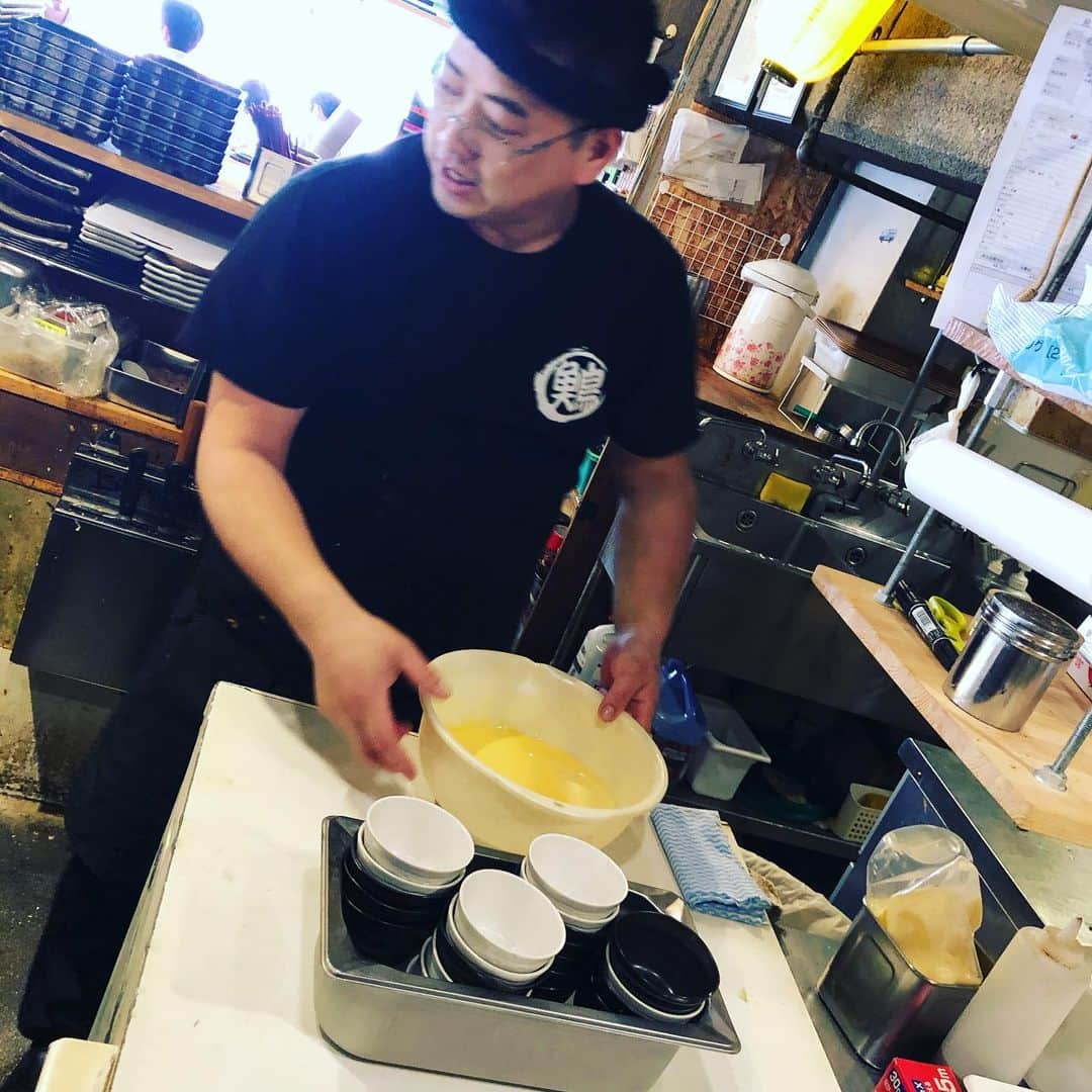 どんがめ三宮総本店のインスタグラム：「[2020-05-20]本日限定。 . クリームブリュレ、本日より復活しました。 . 写真はブリュレを仕込む、たけちゃん♡ . . . フォロワー様限定で、、、 通常390円▶︎▶︎▶︎250円！！！ . もちろん本日もジムビームハイボール終日　190yen. きてねー。  bx DX . . . #どんがめ #馬肉メンチカツ #三宮　#喫煙可能店 #喫煙可　#三ノ宮　#大衆酒場　#ハイボール　#ハイボール酒場　#髭割　します。　#アゴヒゲ5cm以上あるお客様5パーセントOFF #髭を流行らそう　うん。」