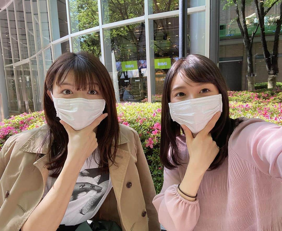 野嶋紗己子さんのインスタグラム写真 - (野嶋紗己子Instagram)「☀️🌸👭🌿📺　#しみのじ ﻿ いいお天気とまやさんに今日も元気をもらった！﻿ #お昼休憩 #いつもありがとう😊﻿ #socialdistancing #おうちにいようよ (ちちんぷいぷい＆ミント！)ご覧ください🌸」5月20日 16時25分 - nojima_sakiko