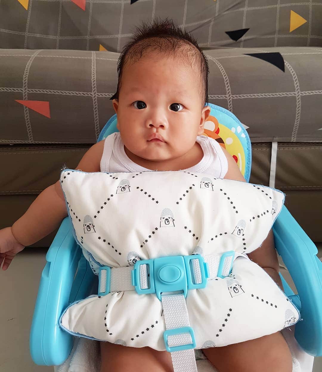 デビー・スサントのインスタグラム：「#quarantinepillowchallenge 🤭🤭」
