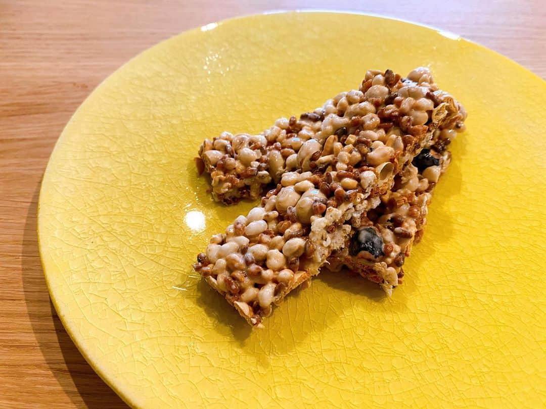 大出千尋のインスタグラム：「. 今日は、グラノーラバー作り🥣✨ 簡単で、万能おやつ🍪 . #homemade#granolabar#グラノーラバー」