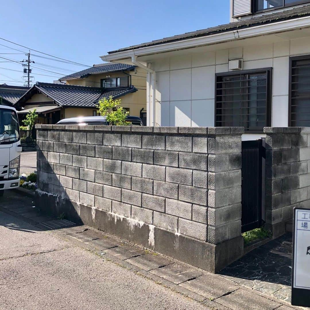 株式会社 創建のインスタグラム：「各務原市内でブロック塀の取り壊しをしました。  地震の時に危険なブロック塀の取り壊しには補助金が出るのをご存知ですか？  市町村によって多少条件は異なりますが、地震が心配な昨今ですので、気になっている方は弊社までお気軽にお問い合わせください(^-^)/」