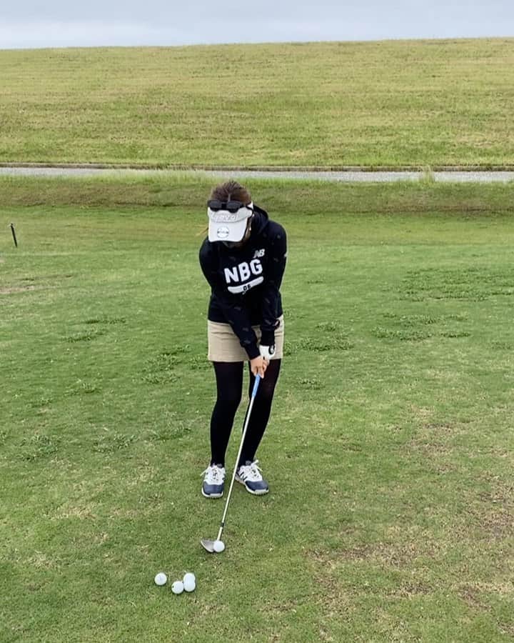 青木茉里奈のインスタグラム：「practice⛳️🏌️ 🎥56°.3w @okuyamayushi ・ ・ ・ #golf #practice #🍃」