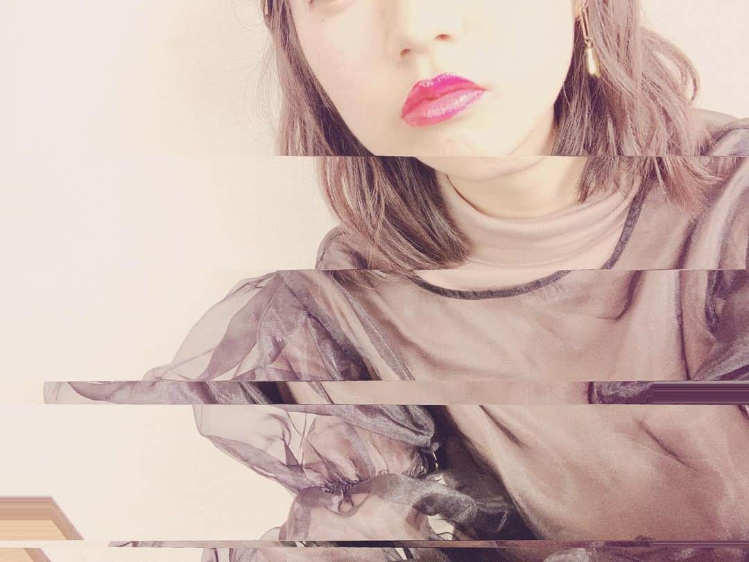 山岸理子のインスタグラム：「* 今日寒いね。 この日のリップ💄💕 ・ ・ #tsubaki_factory #山岸理子 #コスメ #りこりコスメ 笑🤤 #JILLSTUART #ジルスチュアートリップブロッサム #リップブロッサムベルベット07 #濃いめのピンク」
