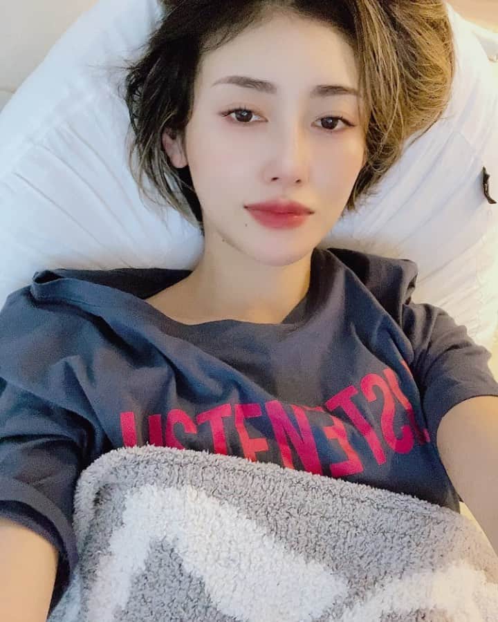 のインスタグラム：「今日、寒いね ◡̉̈ かばになっちゃったよ🦛 やること終えて、もうだいぶくつろぎ時間 🥰 今日も🐷ちゃん5時間寝てるし🤣よくねるなー！助かるけどね👌💕」