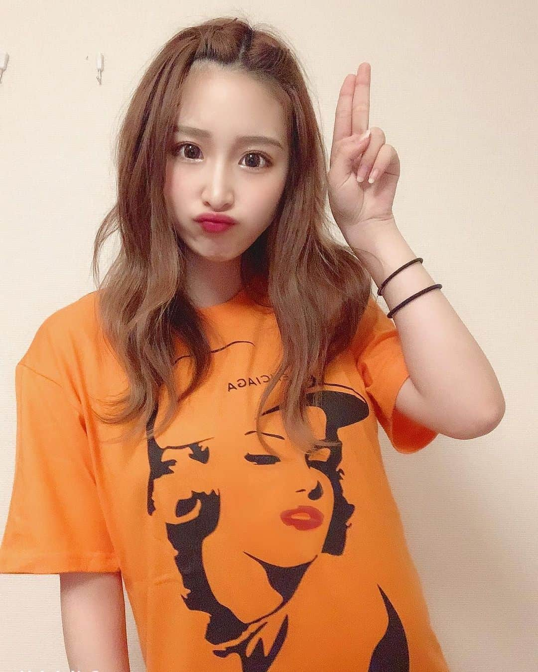 橋野彩葉さんのインスタグラム写真 - (橋野彩葉Instagram)「newTシャツ💫 またまたこのシリーズ👀 これで4枚目！笑 今回はオレンジのTシャツ🧡  こちらのTシャツは @defdawg.official 様のTシャツです！ #defdawg #デフドーグ #tシャツ」5月20日 16時46分 - iroha_0521_