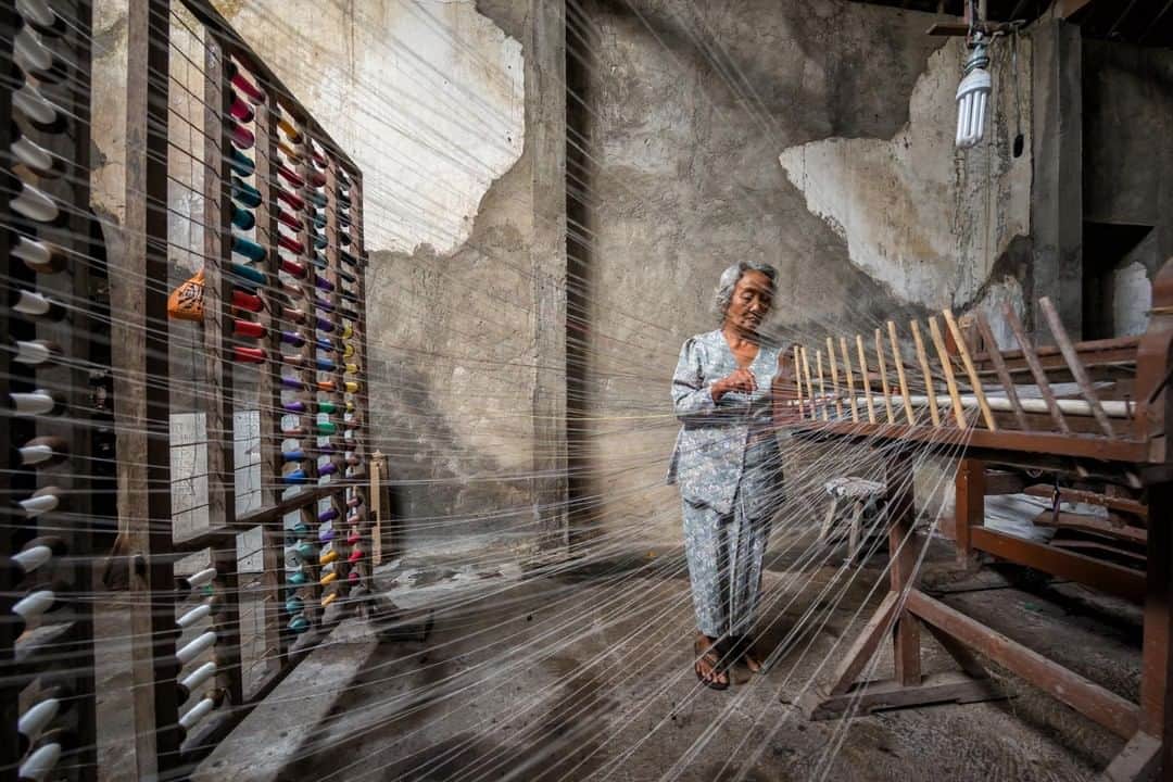 Canon Asiaのインスタグラム：「Back to the traditional way of living where modern machineries had yet to dominate the world and conventional handiwork was done with hand-weaving looms 🧵. ⁣. ⁣We just get so excited when photographers can capture scenes with a contrasting timeline to the modern day! ⁣. ⁣📷 Image by @gunarto_song shot using the Canon EOS 5D Mark IV | EF11-24mm f/4L USM | f/4 | ISO 800 | 1/100s | 11mm ⁣. ⁣Want your photos to be featured too? Tag them with #canonasia or submit them on My Canon Story, link in bio! ⁣. ⁣#canonasia #photography #explore #traditional #perspective #looms #weaving #culture #nostalgia #inspiration」