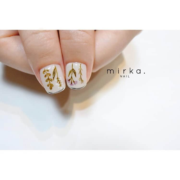 mirka. NAIL(ミルカネイル)さんのインスタグラム写真 - (mirka. NAIL(ミルカネイル)Instagram)「lavender✳︎﻿ ﻿ ﻿ くすんだラベンダーにシルバーのラインを入れて﻿ 可愛すぎないように◎﻿ ﻿ ﻿ #mirkanail#nail#nails#nailart#naildesign﻿ #ショートネイル#ネイルアート#ネイルデザイン#ネイル#フラワーネイル#大人ネイル#オフィスネイル」5月20日 16時50分 - mirka.nail