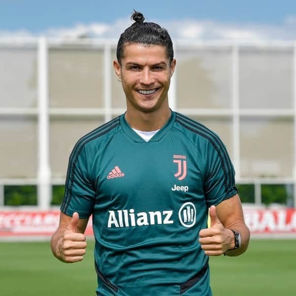 のインスタグラム：「C・ロナウド笑顔でサムアップ!ユーベに72日ぶり合流  #cristianoronaldo  #Cロナウド  #クリスティアーノロナウド  #CR7 #ユベントス  #juventus #🇮🇹 #soccer #football #サッカー #フットボール #⚽️ #gekisaka #ゲキサカ ©︎GettyImages」