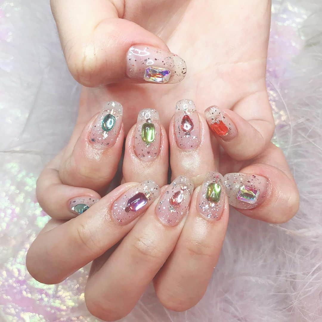 紗蘭さんのインスタグラム写真 - (紗蘭Instagram)「💕New Nail💕 やっと！ネイルも変えに行けたよ🥺✨ 宝石箱みたいにキラキラ詰め込んだ💖💎💖💎💖💎 私が行ってるネイルサロンは、かいくんとお客さんの1対1だから、この時期でも安心して行ける🥰👏🏻✨ 今回もスーパー可愛くしてくれてありがとう🎀💕 #newnail #nail #pinkrosewindow」5月20日 16時57分 - saracchidayo