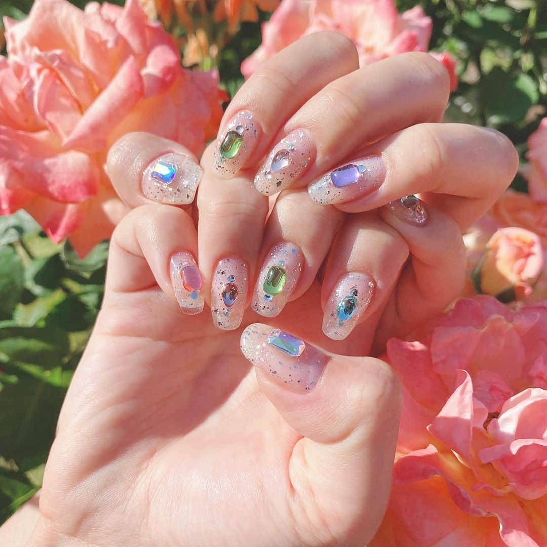 紗蘭さんのインスタグラム写真 - (紗蘭Instagram)「💕New Nail💕 やっと！ネイルも変えに行けたよ🥺✨ 宝石箱みたいにキラキラ詰め込んだ💖💎💖💎💖💎 私が行ってるネイルサロンは、かいくんとお客さんの1対1だから、この時期でも安心して行ける🥰👏🏻✨ 今回もスーパー可愛くしてくれてありがとう🎀💕 #newnail #nail #pinkrosewindow」5月20日 16時57分 - saracchidayo