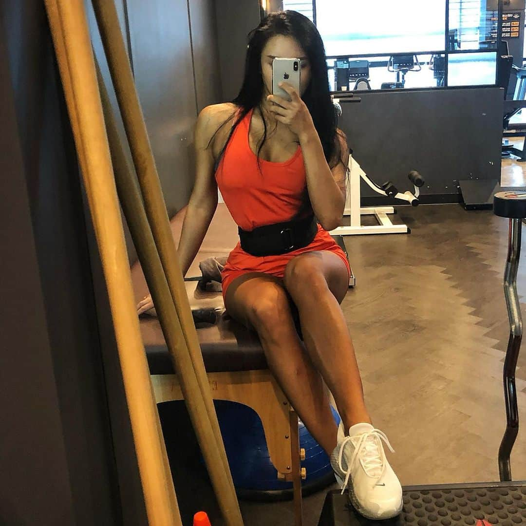 Areum Jungさんのインスタグラム写真 - (Areum JungInstagram)「하늘이 맑으니 운동👋🏽🏋️‍♀️남자는 등 여자도 등. .(넘기면 운동영상도 있어용🏋️‍♀️🏋️‍♀️). . . 바벨로우5세트 벤치 바벨로우5세트 렛풀다운 로프 5세트 렛풀다운 언더그립 5세트 스탠딩 케이블로우 언더그립 5세트 원암 렛풀다운 5세트  추가: 펙덱플라이 어깨후면 10세트 . . Barbell row 5 Bench barbell row 5 Lat pull down under grip 5 Standing Cable row under grip 5 Lat pull down one arm 5 Extra: Pec dec fly rear delts 10 . . Back day💪🏼💪🏼.what is your routine? . . #workout #운동」5月20日 16時58分 - areumjung