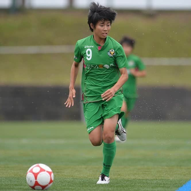 東京ヴェルディさんのインスタグラム写真 - (東京ヴェルディInstagram)「多くの日本女子代表選手が輩出してきた、日テレ・東京ヴェルディベレーザのアカデミー。メニーナ、そして2012年立ち上げのセリアス。﻿ ﻿ 所属選手のアカデミー時代を、秘蔵写真と思い出コメントで振り返る好評企画🐸！﻿ ﻿ 今回は、植木理子選手のセリアス／メニーナ時代🌱（2012〜16年）﻿ 日テレ・メニーナ・セリアス（2012～2014年）﻿ 日テレ・メニーナ（2015～2016年）﻿ 🏆全日本女子ユースサッカー選手権大会：優勝 1回（2014年）﻿ ●植木理子選手が語る、アカデミー時代の思い出🔻﻿ セリアス時代の全国制覇がやはり1番記憶に残ってます。﻿ 一期生だったのですが、一年生の時は東京都予選の予選で敗退二年生の時は全国大会初戦敗退、三年で初優勝したことが1番の思い出です！﻿ ﻿ 今シーズンから“新9番”を背負う植木理子選手のインタビューを公開中🎙️﻿ ▶️ https://youtu.be/9zny_lajs94﻿ ﻿ #植木理子﻿ #日テレメニーナ﻿ #全日本女子ユースサッカー選手権大会優勝﻿ #beleza﻿ #ベレーザ #日テレベレーザ #日テレ東京ヴェルディベレーザ #東京 #tokyo﻿ #stayhome﻿ #stayathome﻿ #おうちでヴェルディ #おうちでベレーザ」5月20日 17時00分 - tokyo_verdy